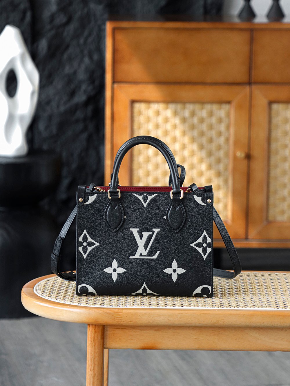 M45659 detail image 1 sourced from womanlvbag.com
