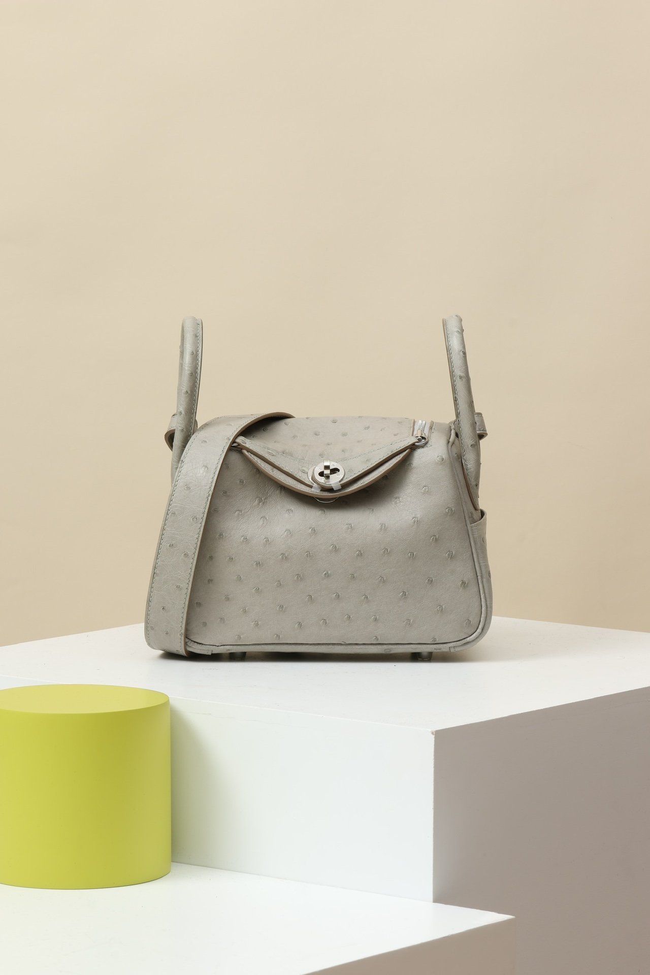 Mini Lindy detail image 1 sourced from womanlvbag.com