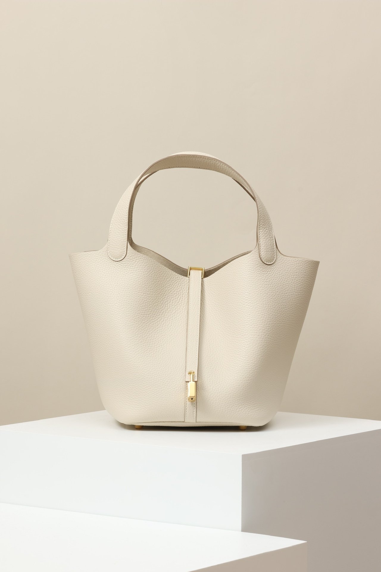 Hermès Picotin Lock 22 (Medium/MM size) detail image 1 sourced from womanlvbag.com