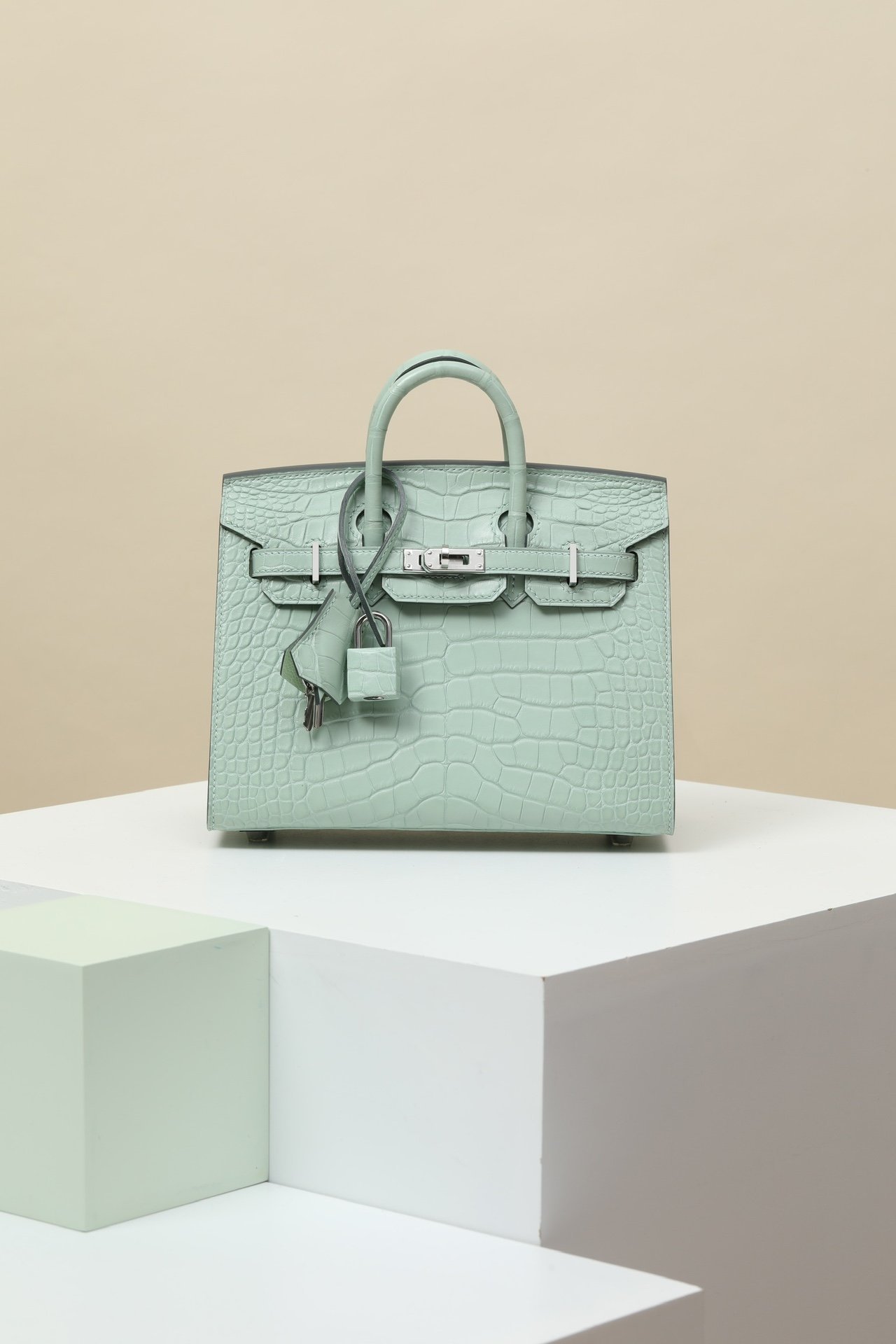 Hermès Birkin 20 Matte Alligator Vert Menthe 6U PHW detail image 1 sourced from womanlvbag.com