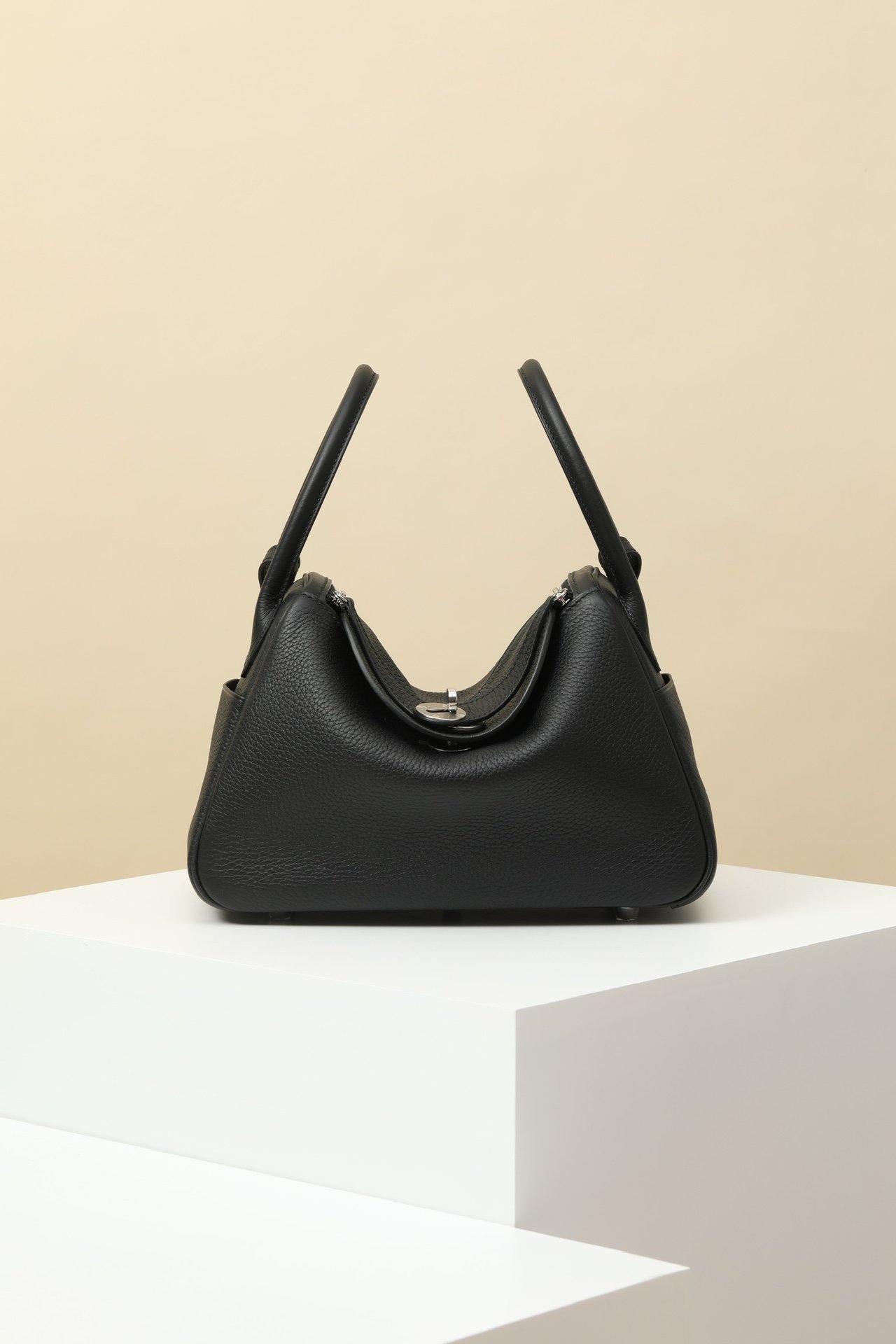 Hermès Lindy 26 in size 26 detail image 1 sourced from womanlvbag.com