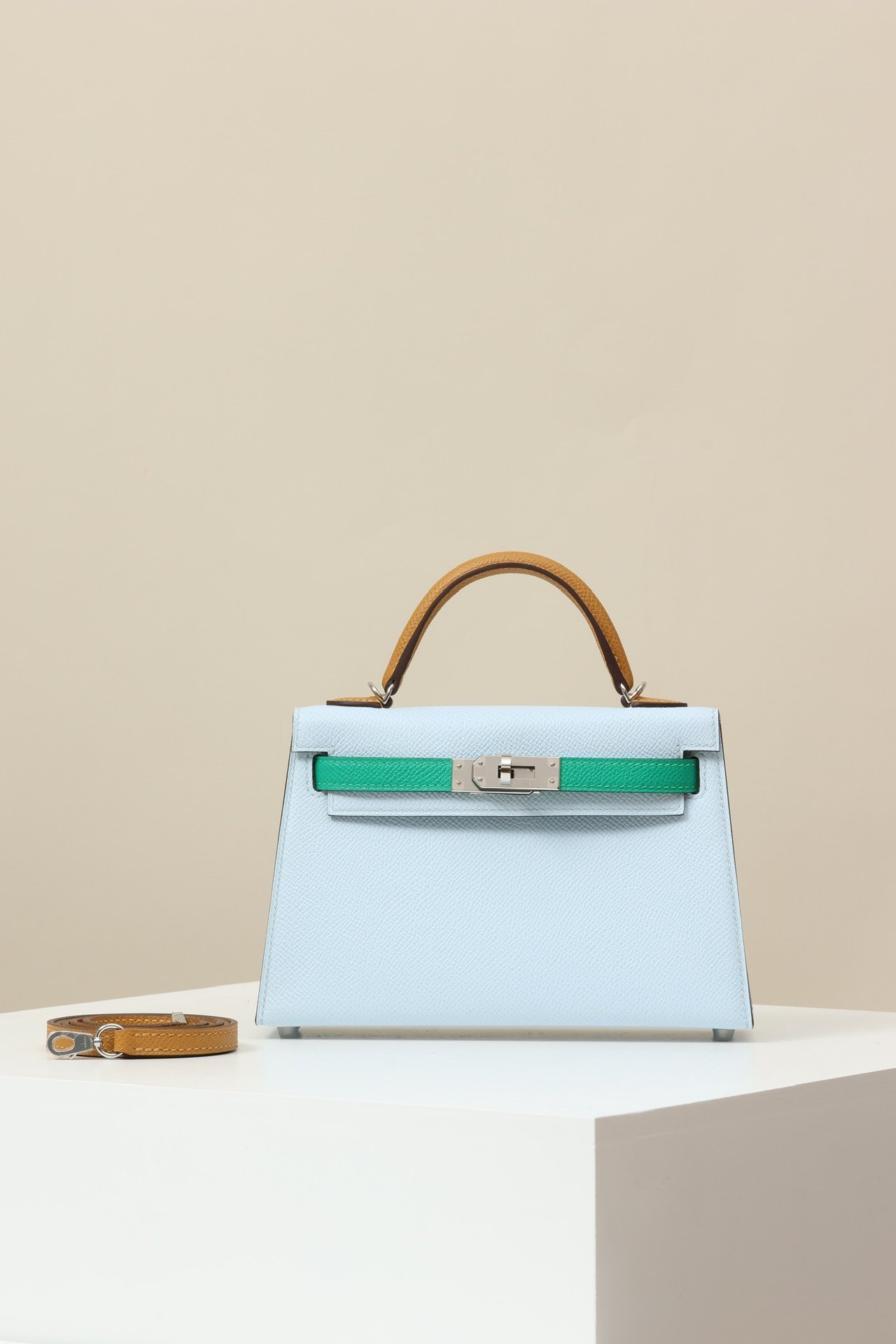 Hermès Mini Kelly 19 Generation II detail image 1 sourced from womanlvbag.com