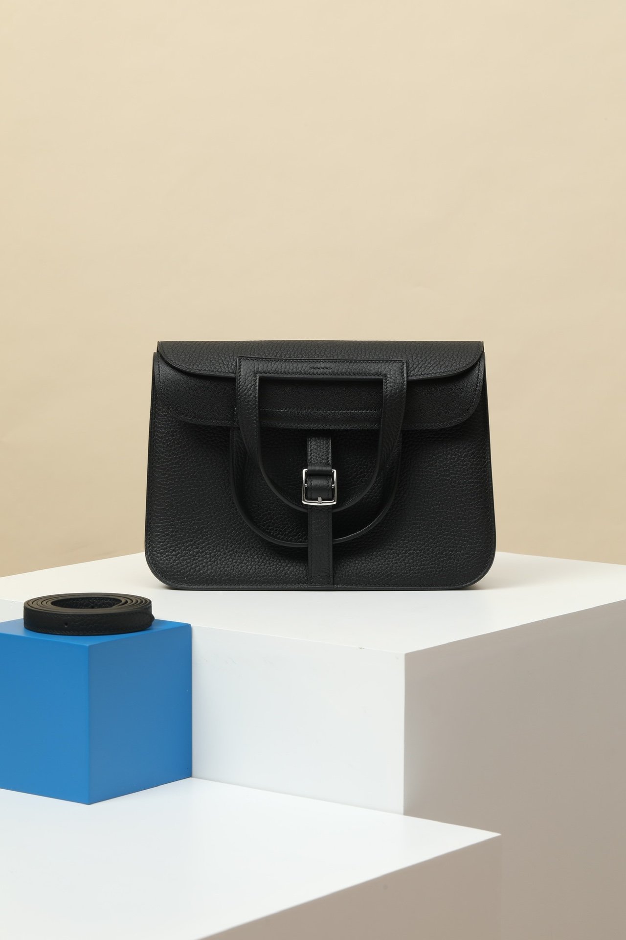 Halzan 25. Color: CK89 Noir (Black) detail image 1 sourced from womanlvbag.com