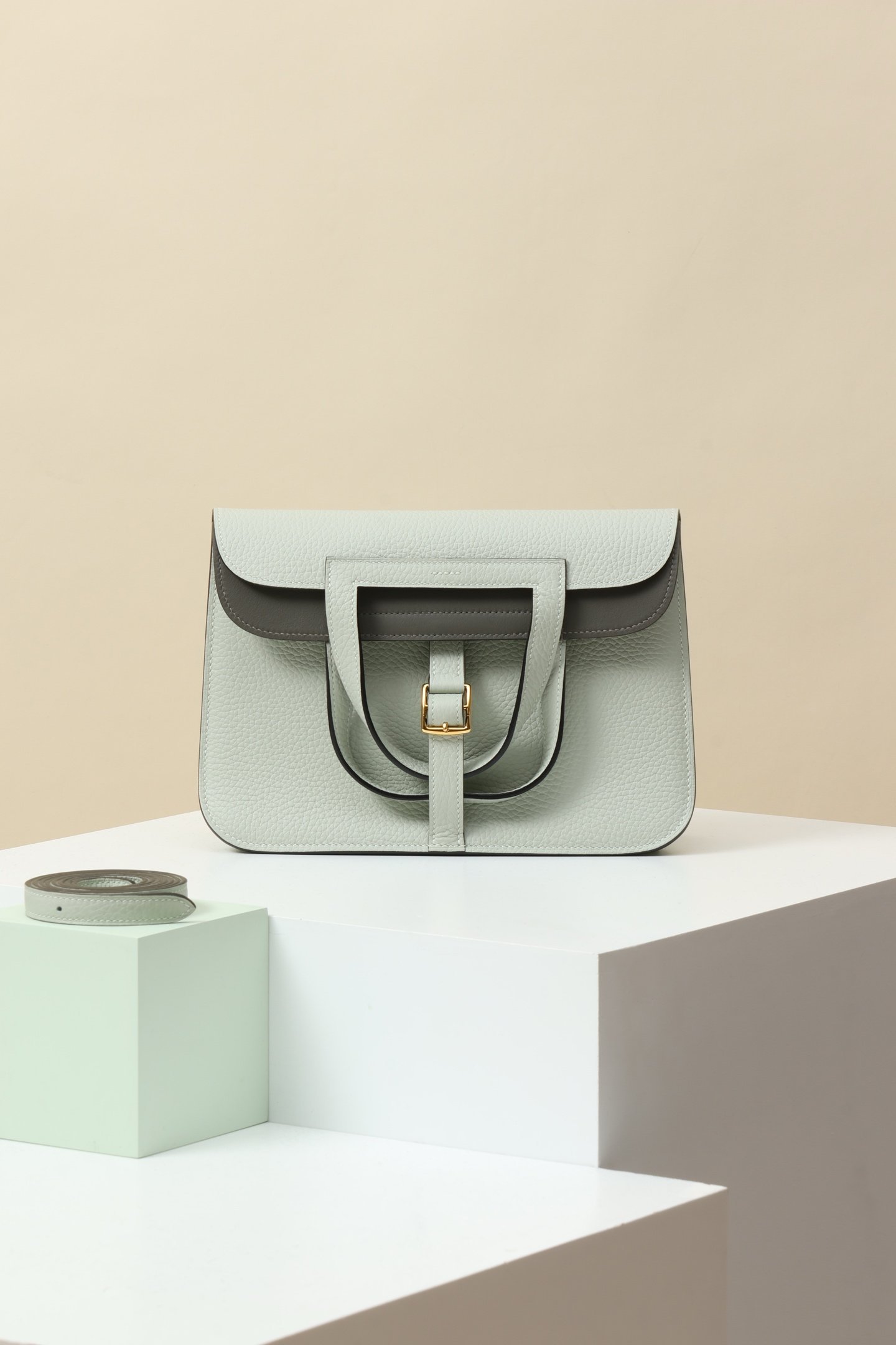 Hermès Halzan 22 in 4B Biscuit / 9R Lime (Verso color pairing) detail image 1 sourced from womanlvbag.com