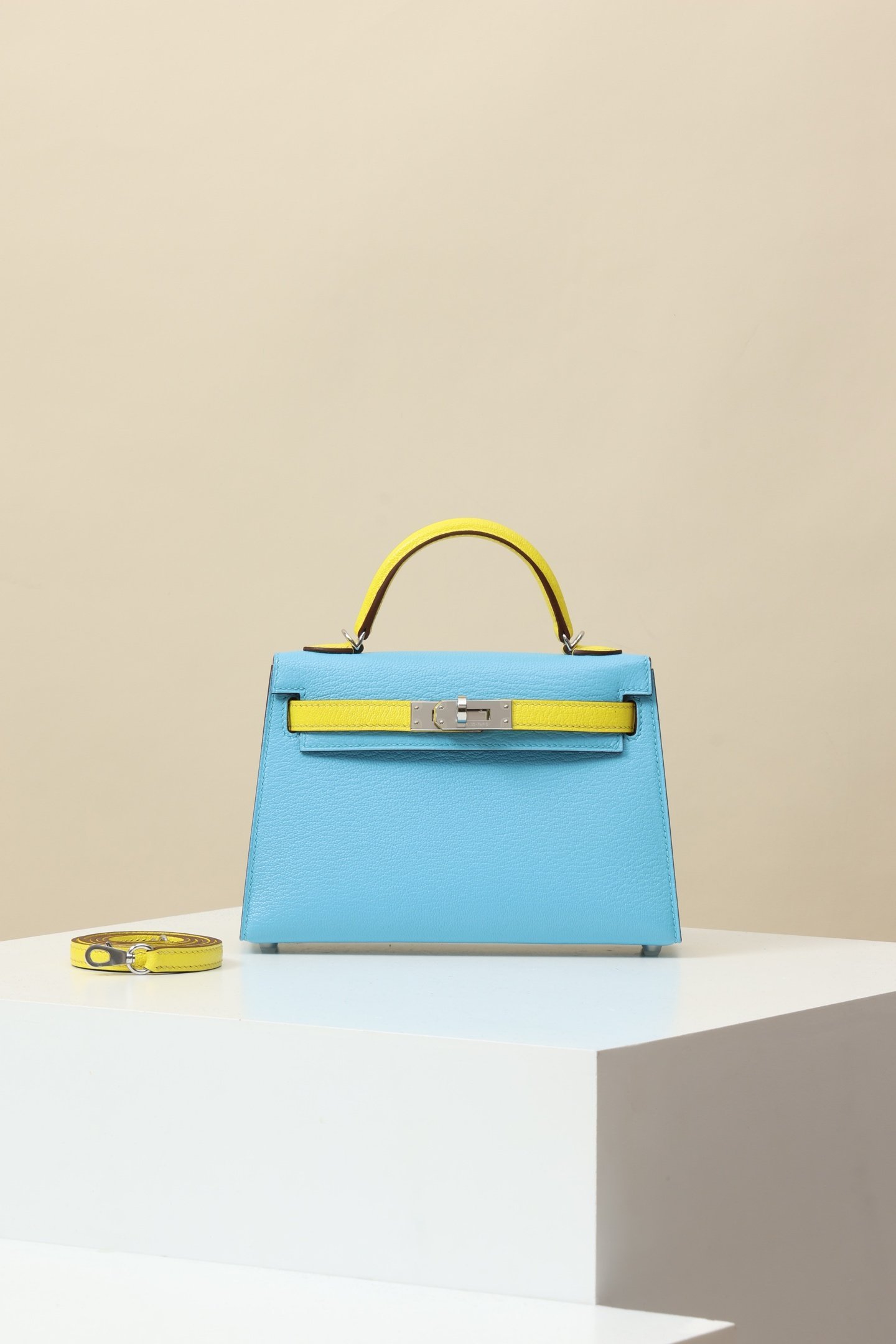 Hermès Mini Kelly II (Generation 2) detail image 1 sourced from womanlvbag.com