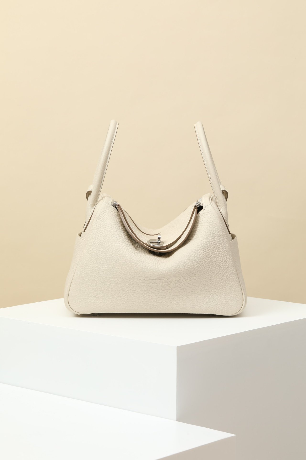 Lindy 26. Size: 26cm x 18cm x 12cm detail image 1 sourced from womanlvbag.com