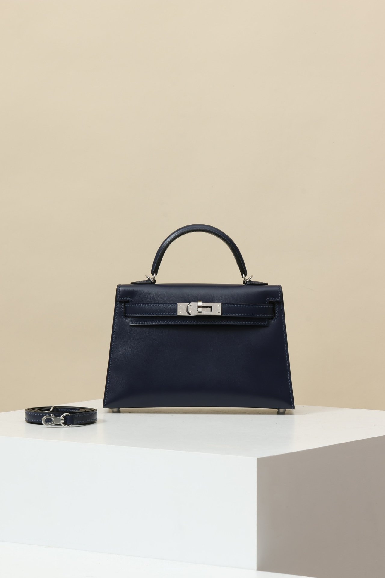 Hermès Mini Kelly II (Generation 2) detail image 1 sourced from womanlvbag.com