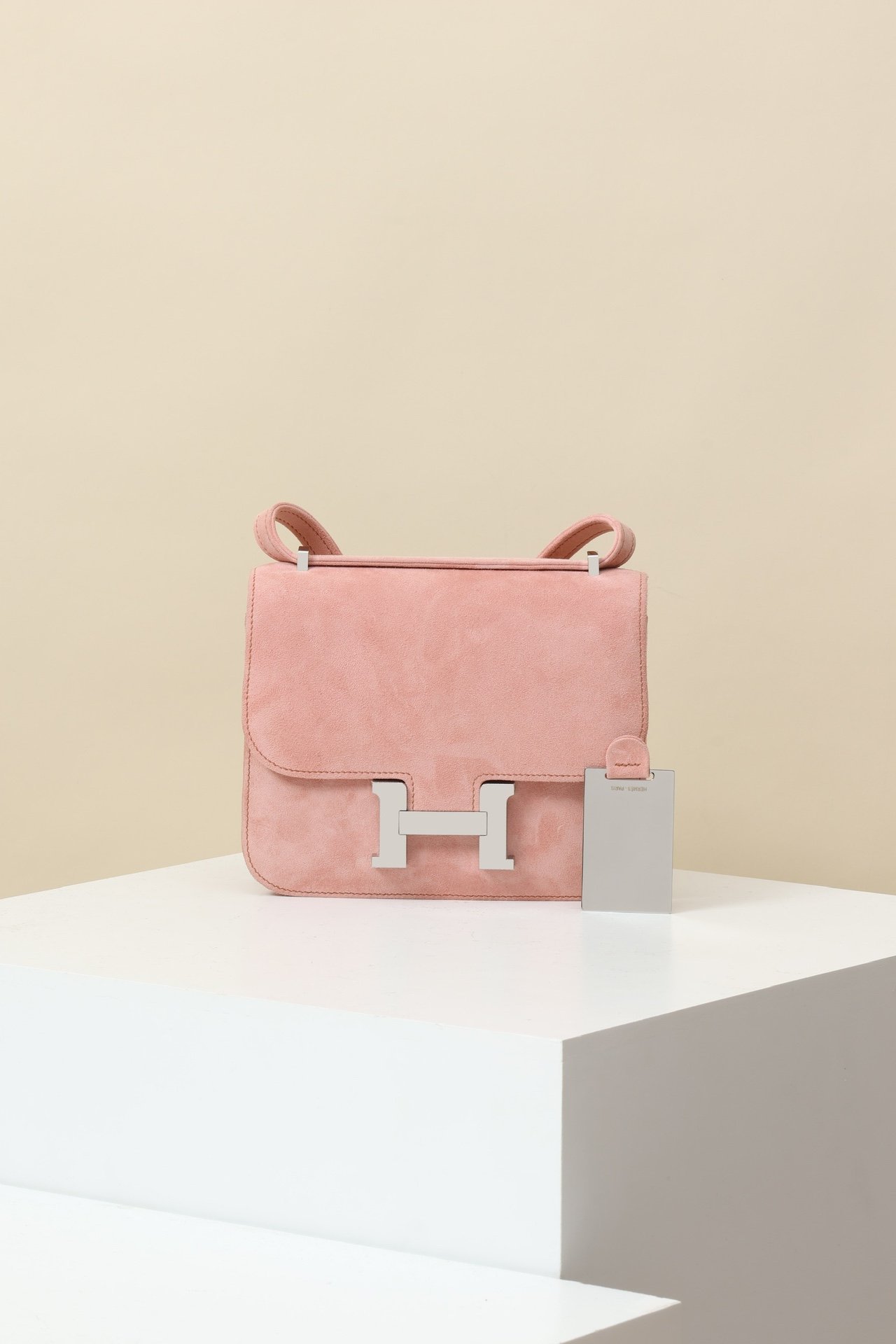 Hermès Constance 19 detail image 1 sourced from womanlvbag.com