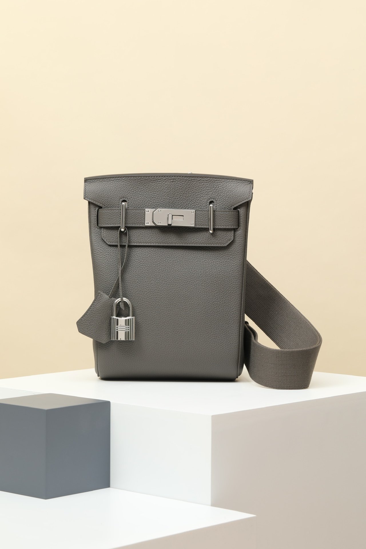 Hermès Hac à Dos GM backpack detail image 1 sourced from womanlvbag.com