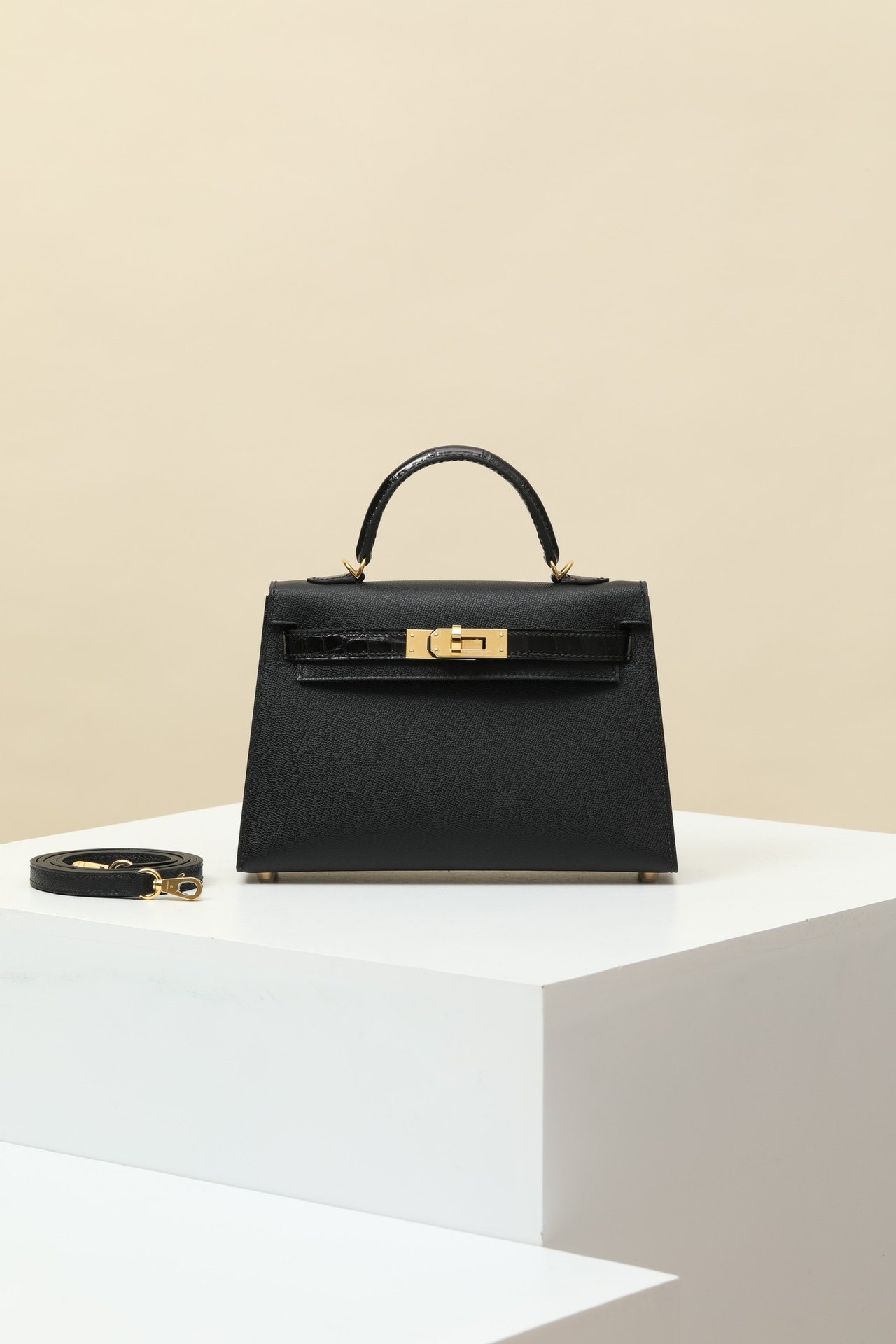 Hermes Mini Kelly 19 (Generation II) 'Touch' detail image 1 sourced from womanlvbag.com