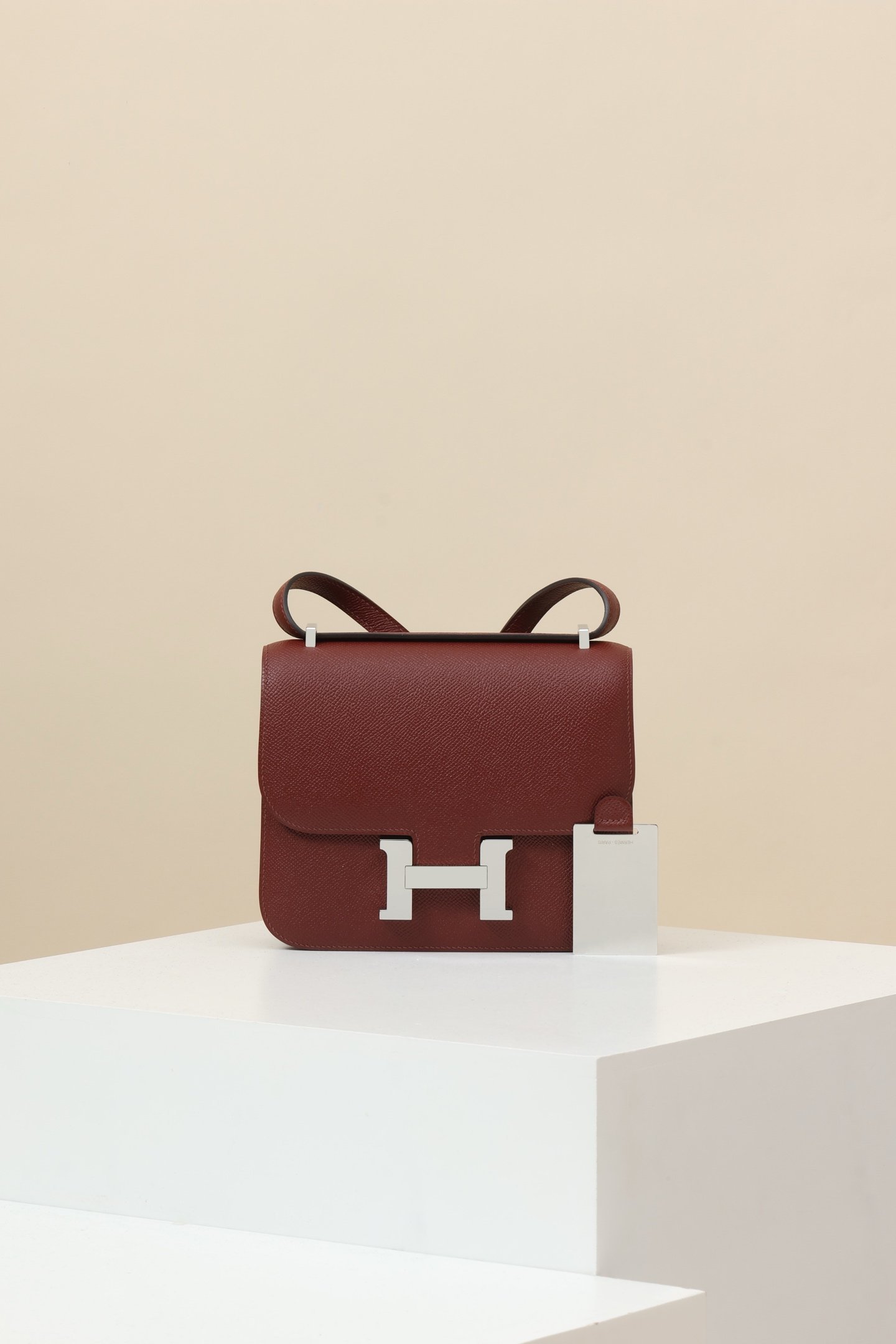 Hermès Constance 19 detail image 1 sourced from womanlvbag.com
