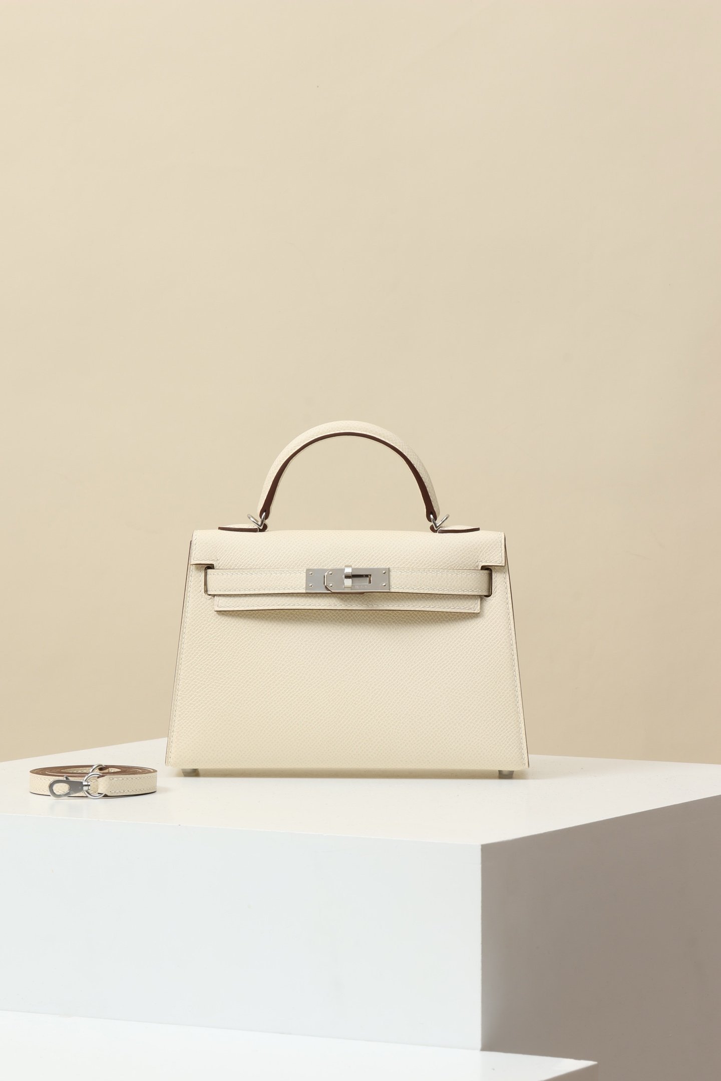Hermès Mini Kelly 19 Generation II (G2) detail image 1 sourced from womanlvbag.com