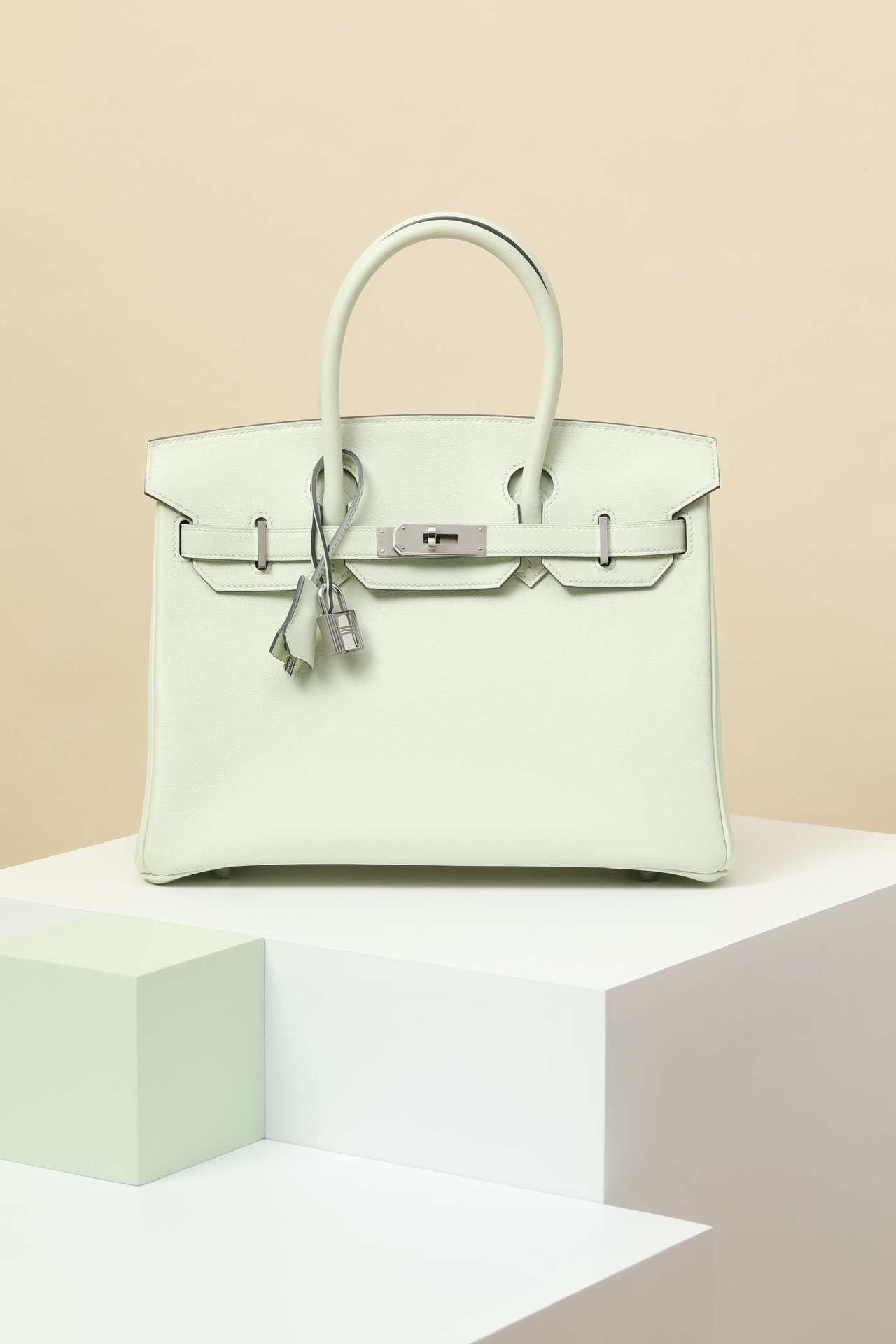 Hermès Birkin 30 detail image 1 sourced from womanlvbag.com