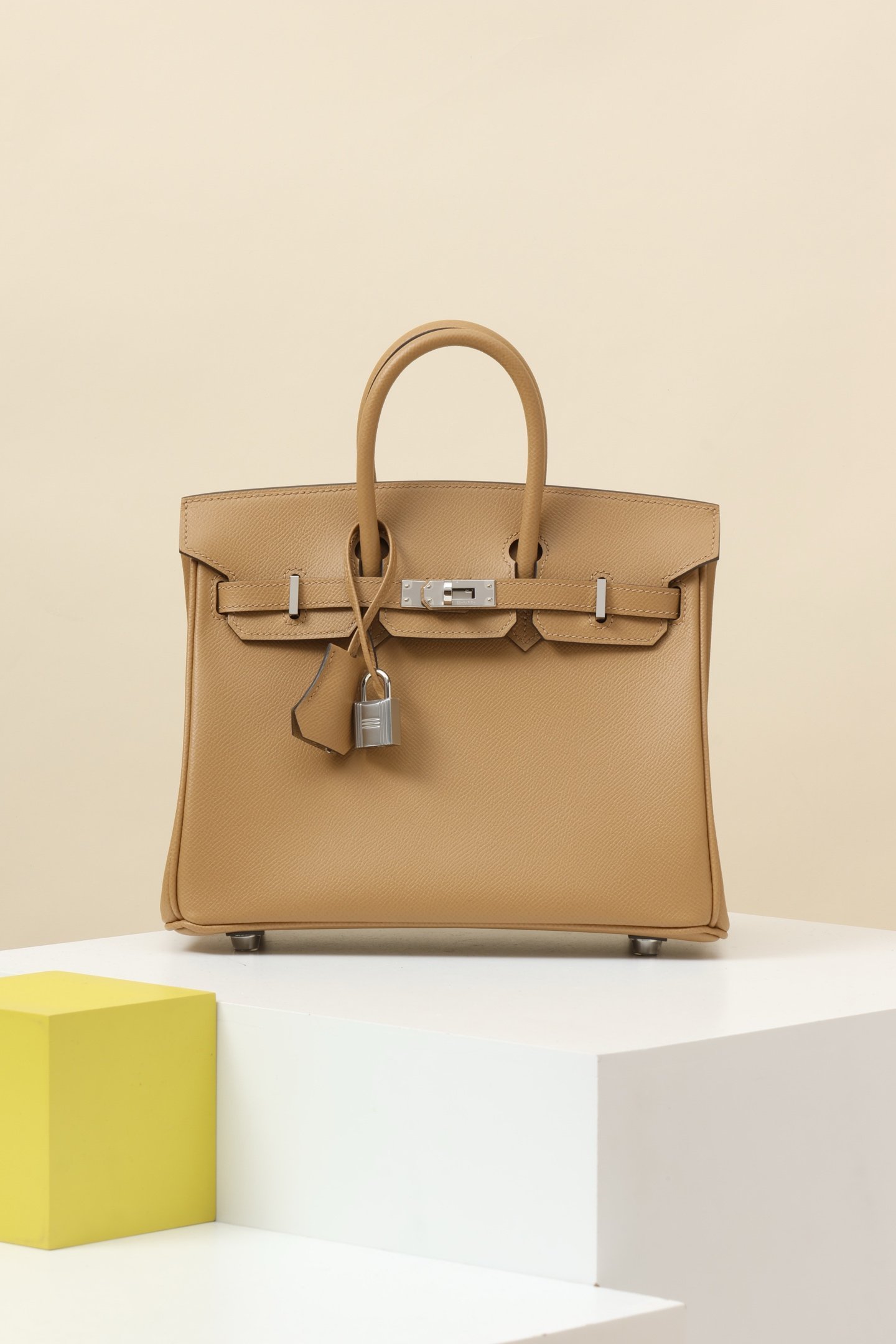 Birkin 25 (B25) detail image 1 sourced from womanlvbag.com