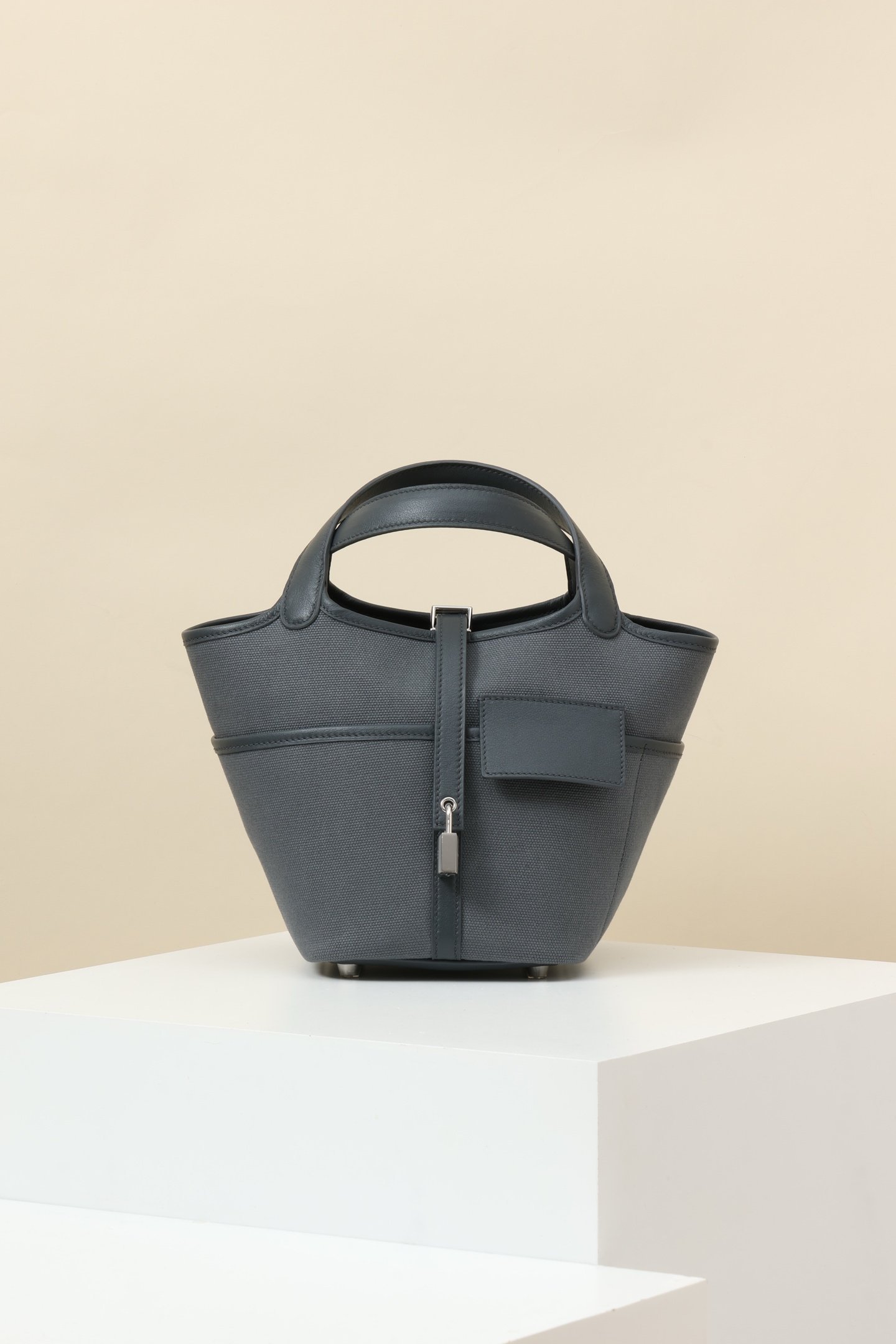 Hermès Picotin Lock 18 Cargo with functional exterior pockets detail image 1 sourced from womanlvbag.com