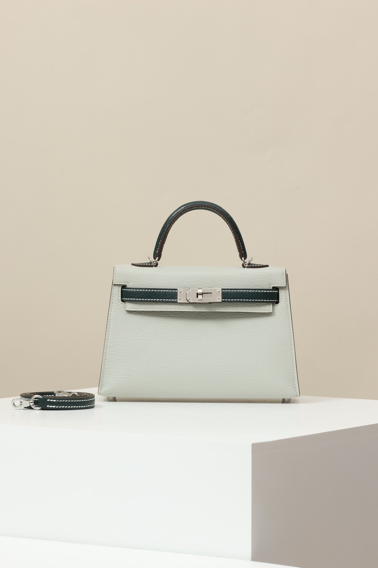 Hermès Mini Kelly 19 Generation II (G2) detail image 1 sourced from womanlvbag.com
