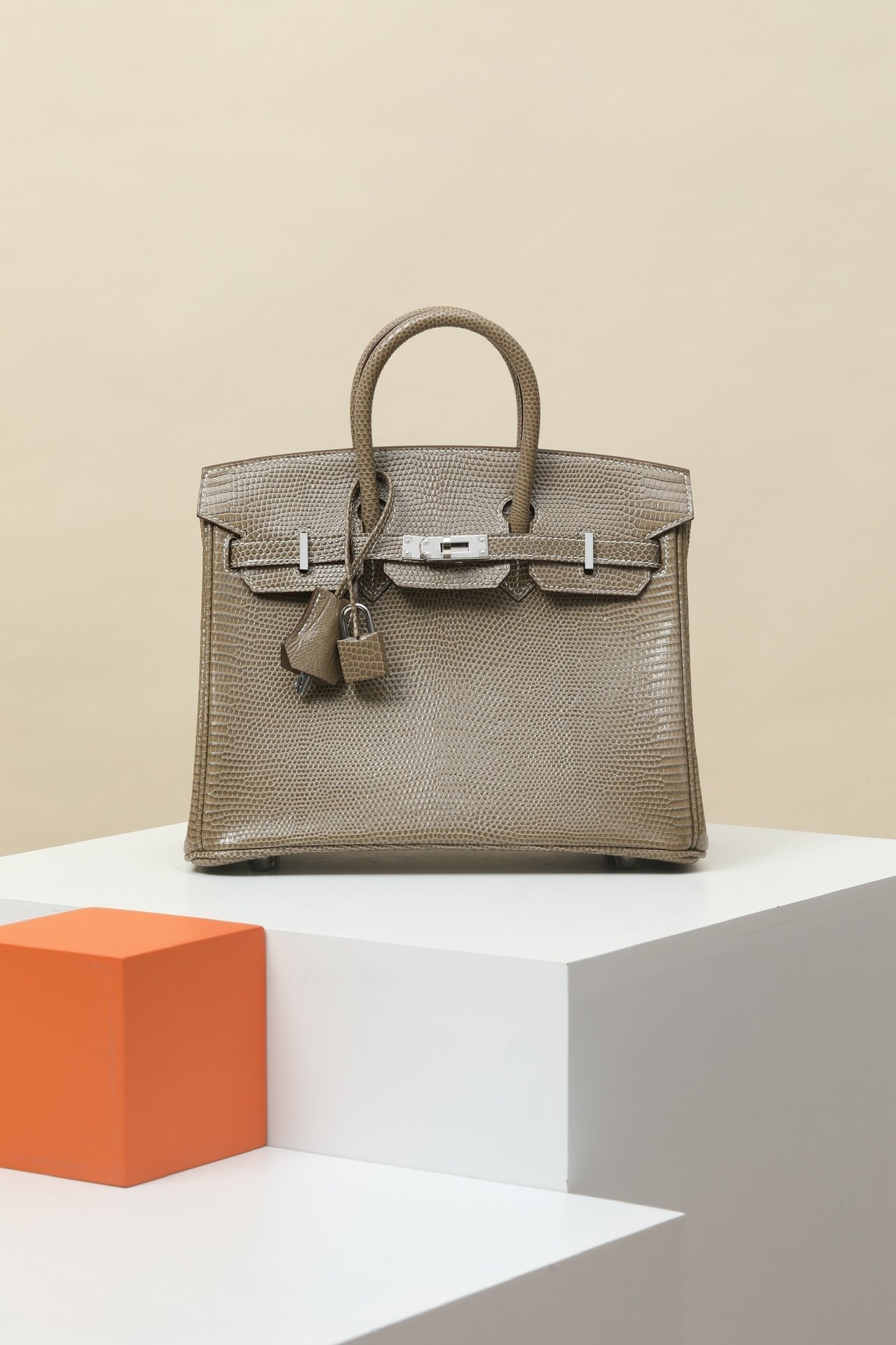Hermès Birkin 25 detail image 1 sourced from womanlvbag.com