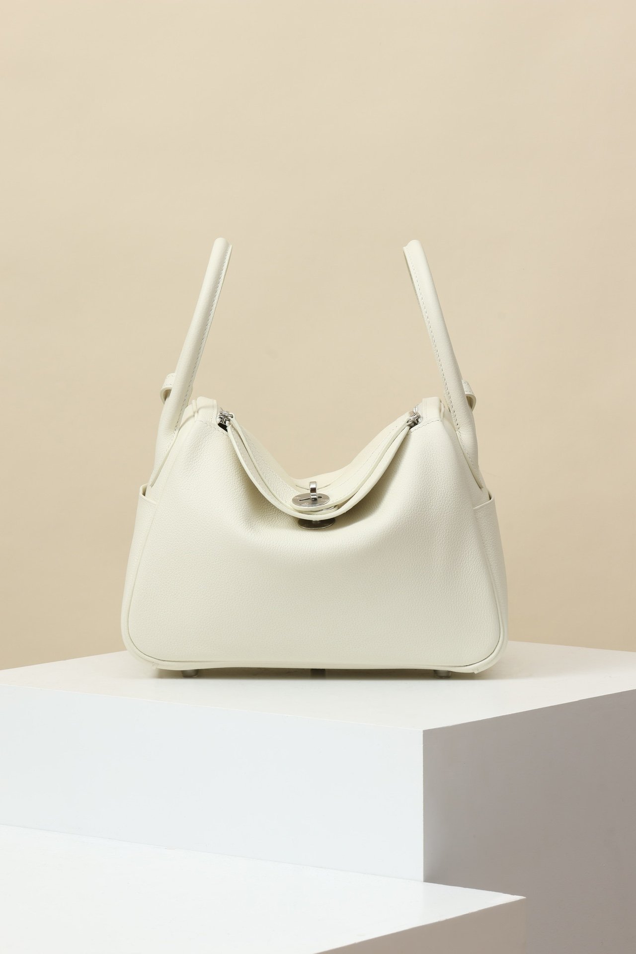 Hermès Lindy 26 – Clemence Calfskin 01 Blanc PHW detail image 1 sourced from womanlvbag.com
