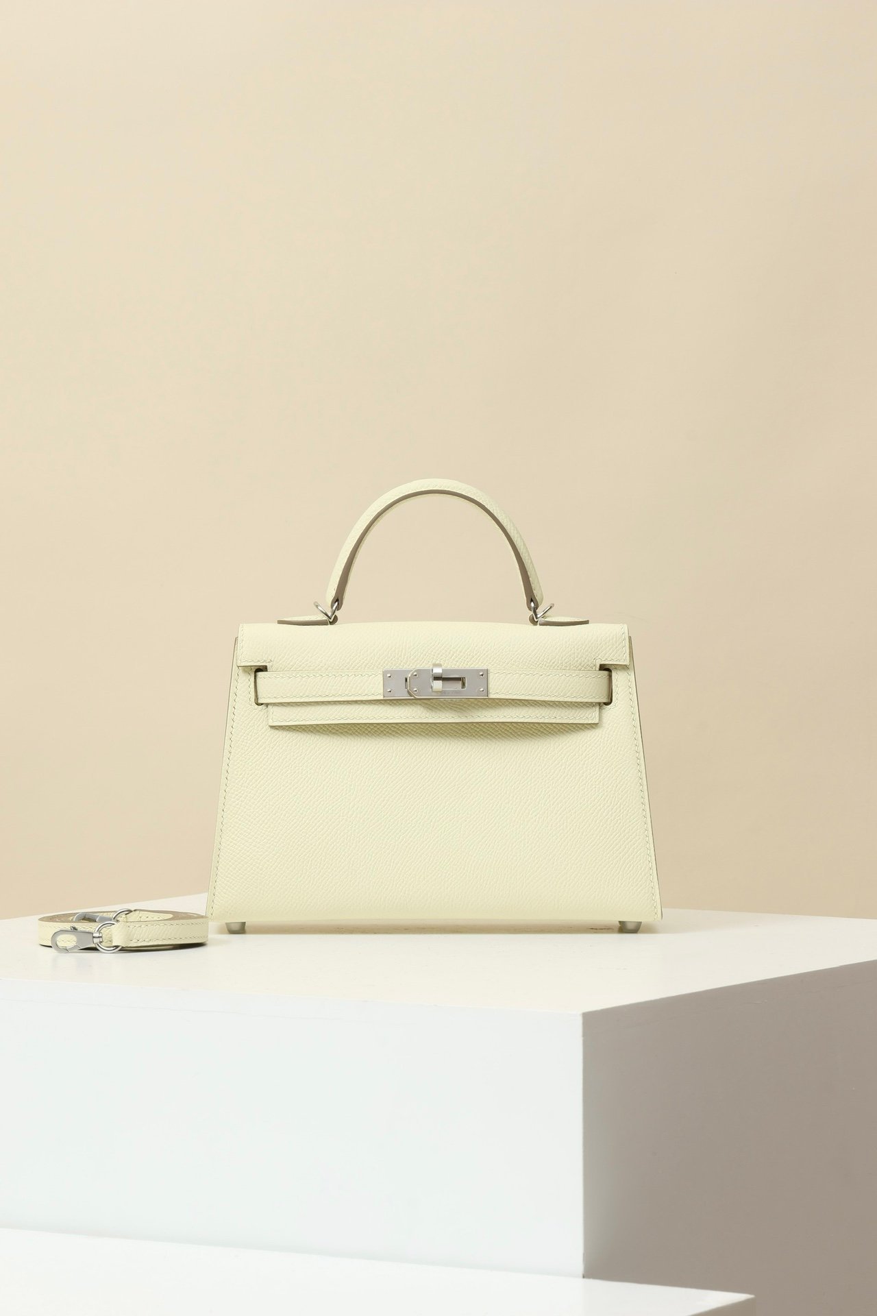 Hermès Mini Kelly 19 Generation II detail image 1 sourced from womanlvbag.com