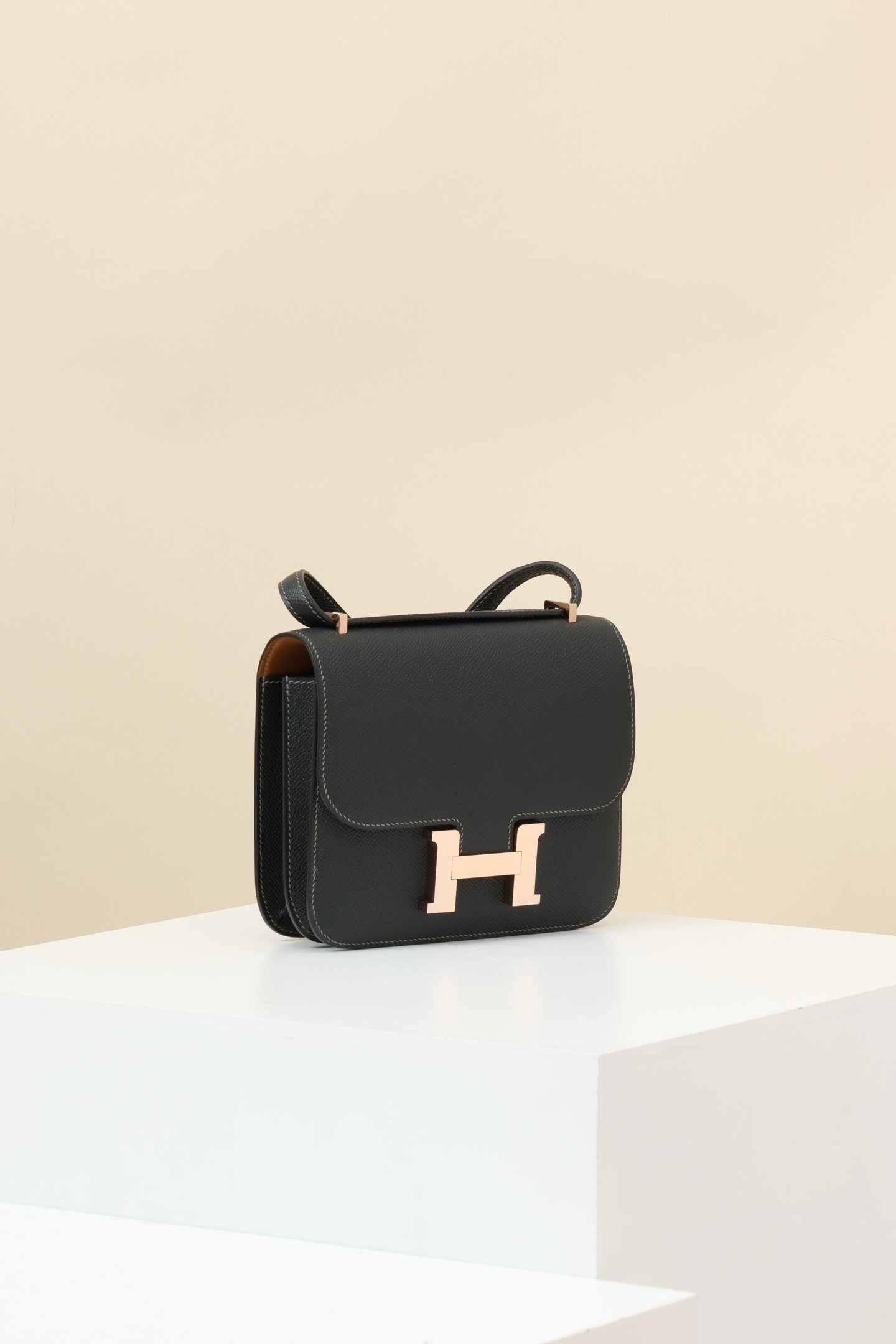 Hermès Constance 19 – Epsom Calfskin 88 Graphite / CK37 Gold Verso RGHW detail image 2 sourced from womanlvbag.com