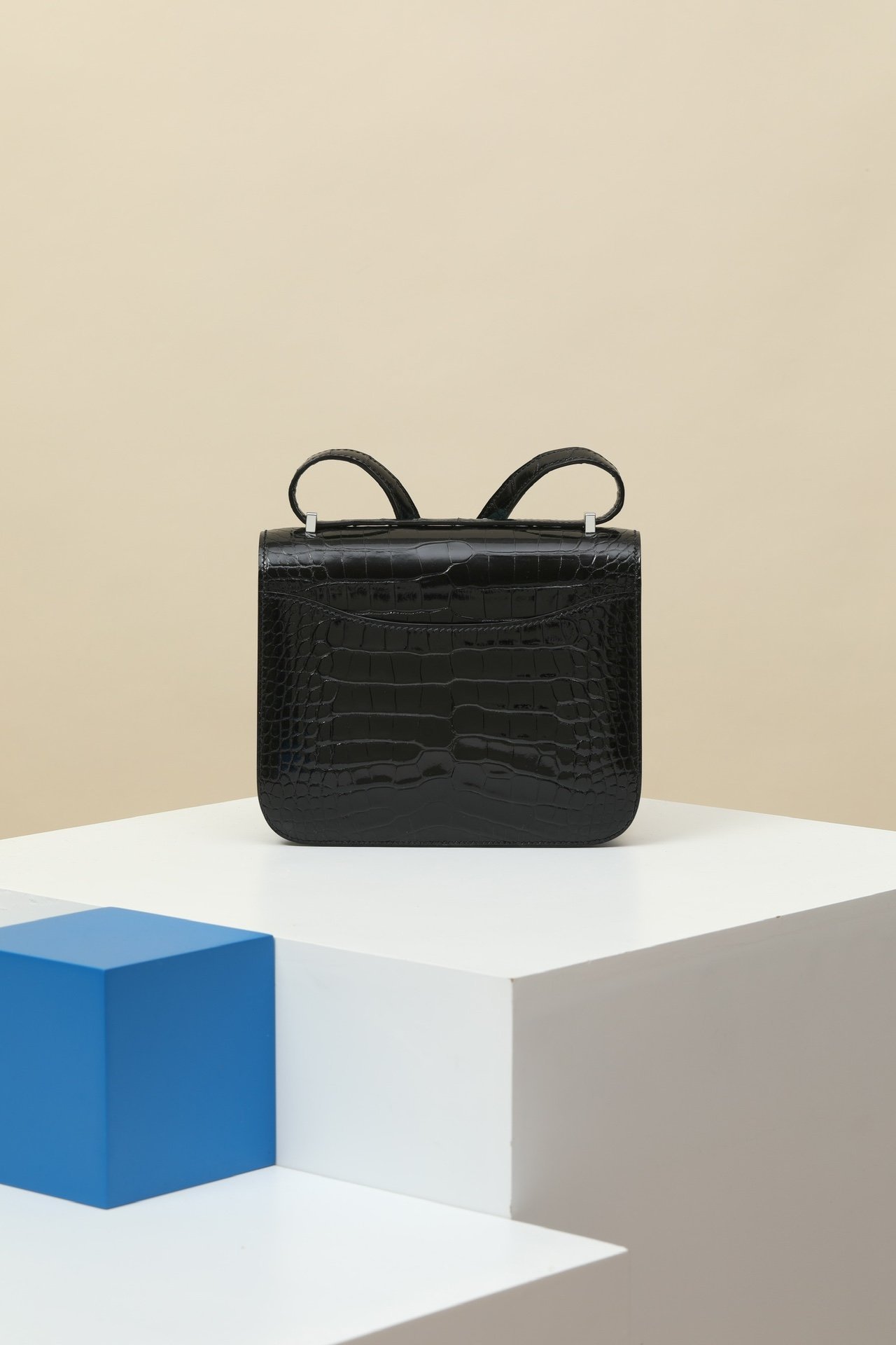Hermès Constance 19 – Shiny Alligator 89 Noir PHW detail image 2 sourced from womanlvbag.com