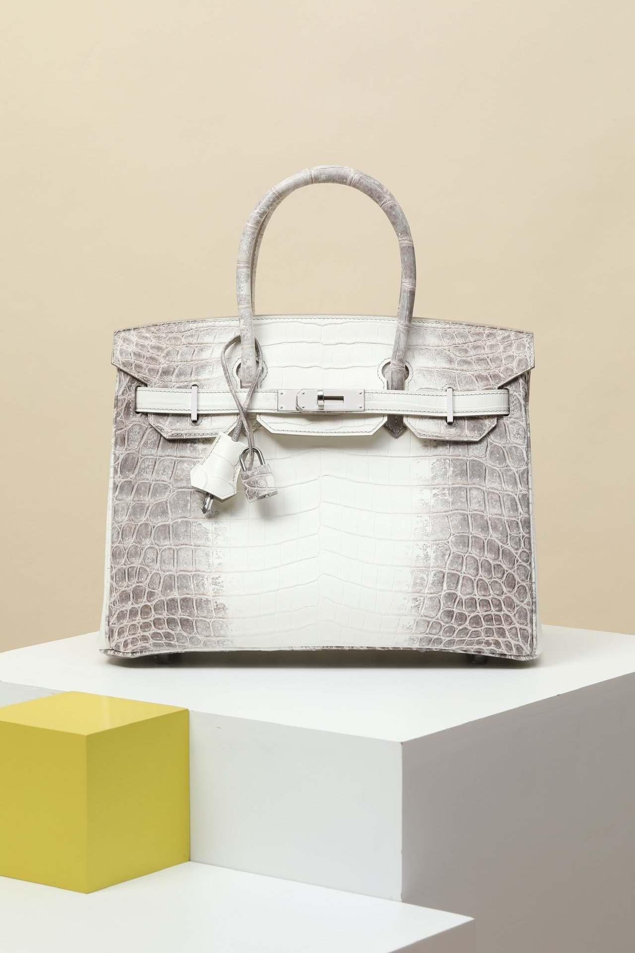 Hermès Birkin 30 detail image 1 sourced from womanlvbag.com