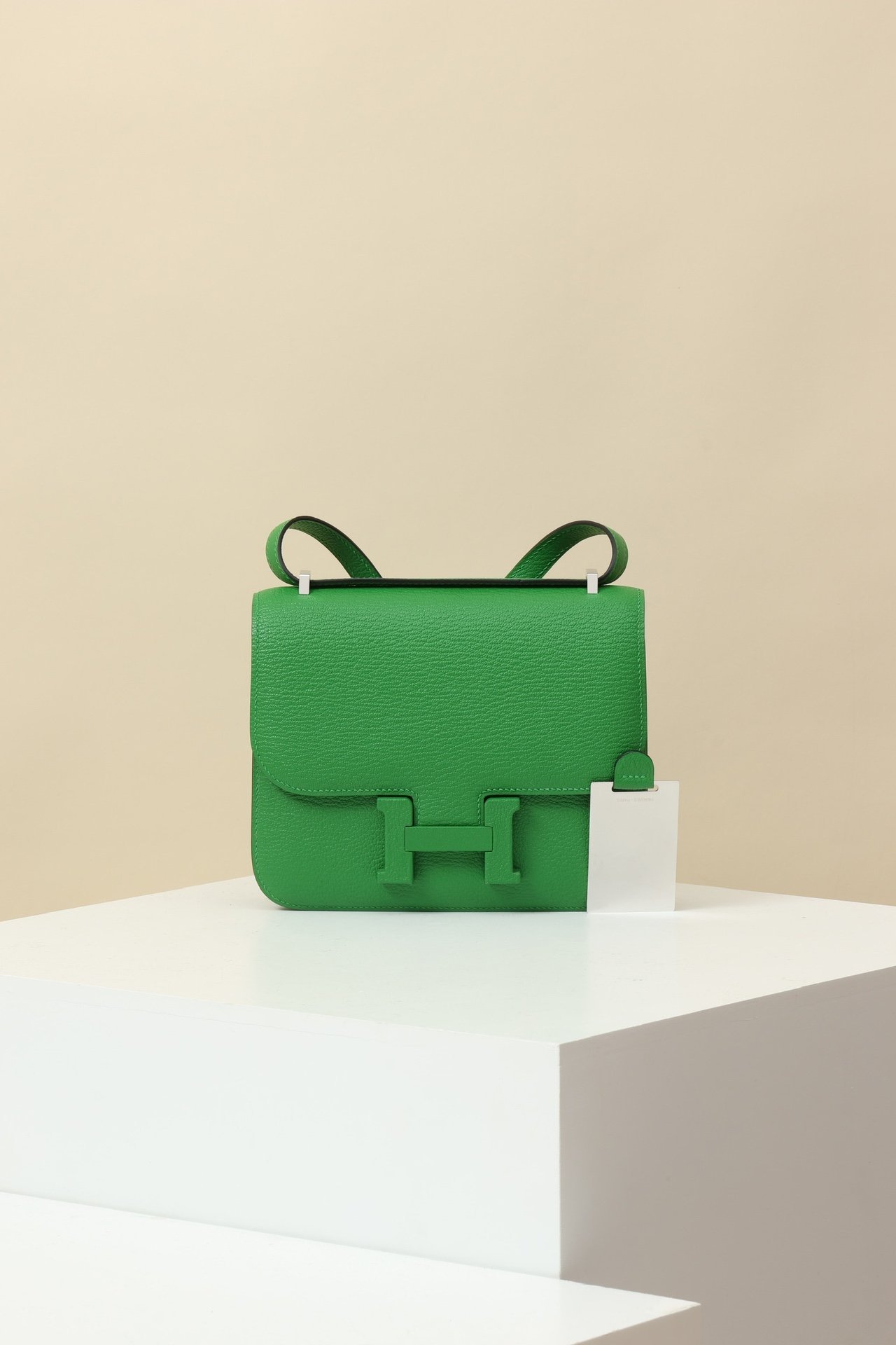 Hermès Constance 19 detail image 1 sourced from womanlvbag.com