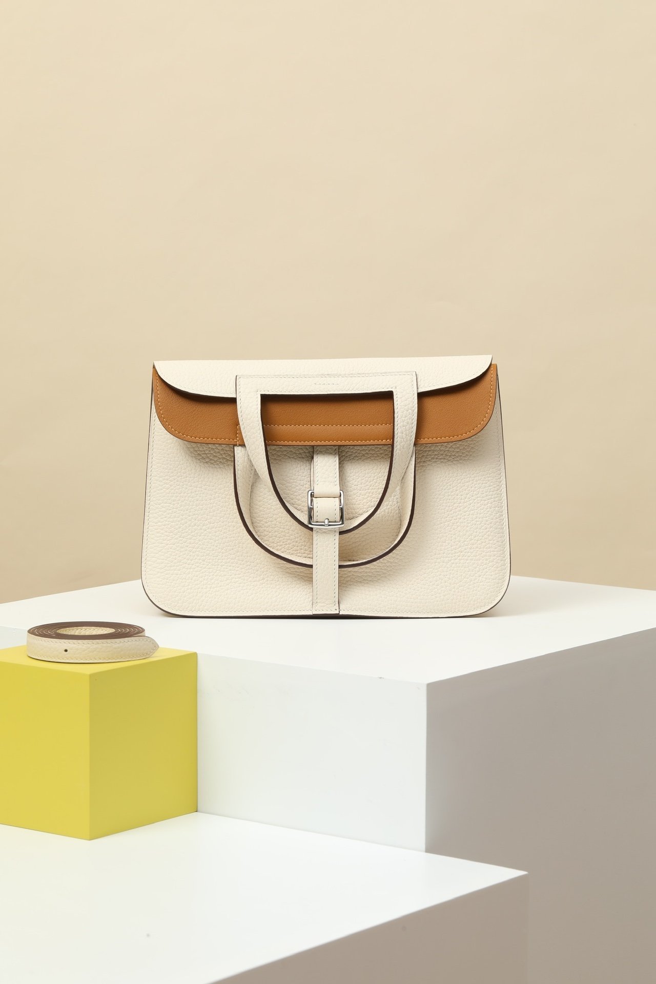 Hermès Halzan 25 detail image 1 sourced from womanlvbag.com