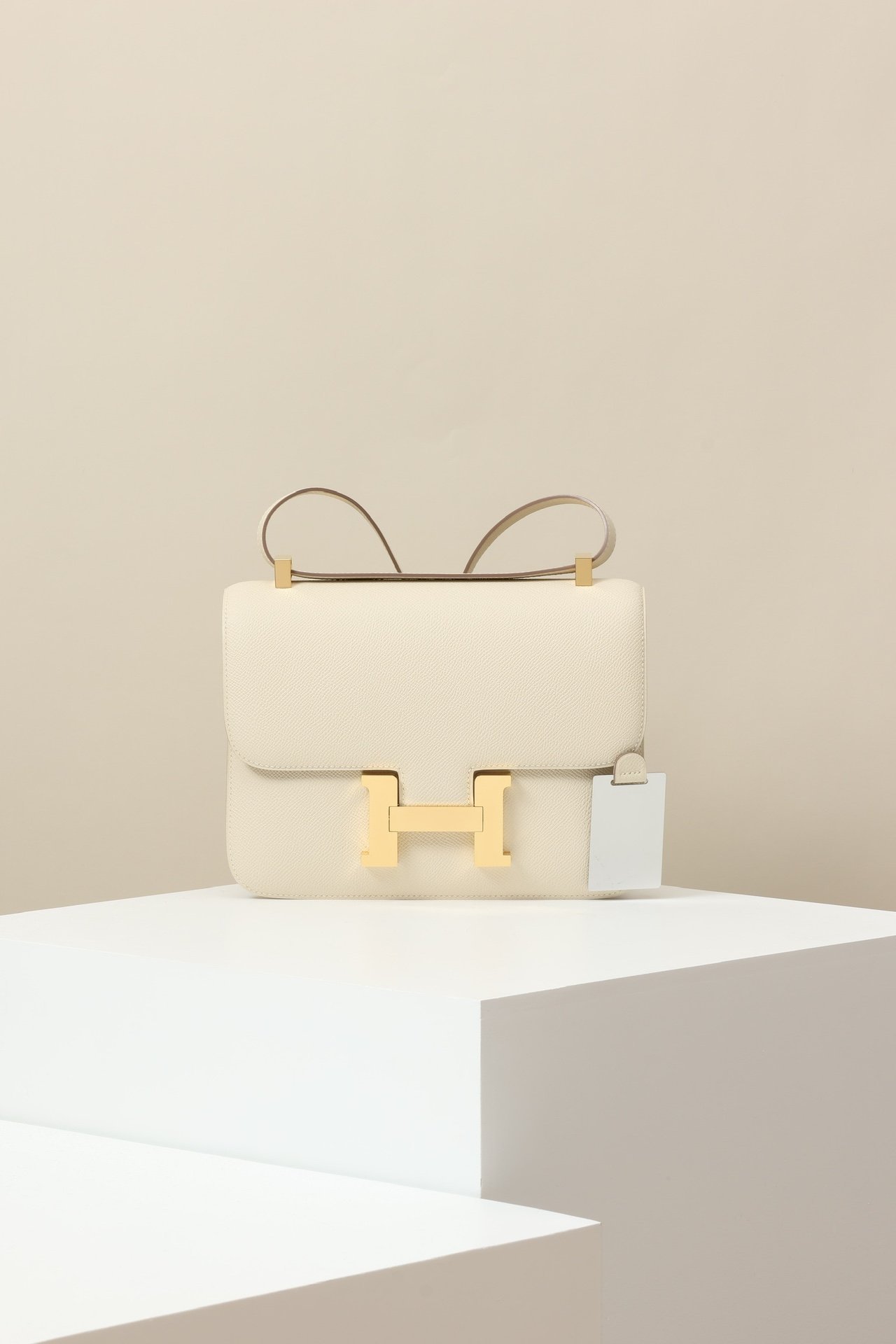 Hermès Constance 23 detail image 1 sourced from womanlvbag.com