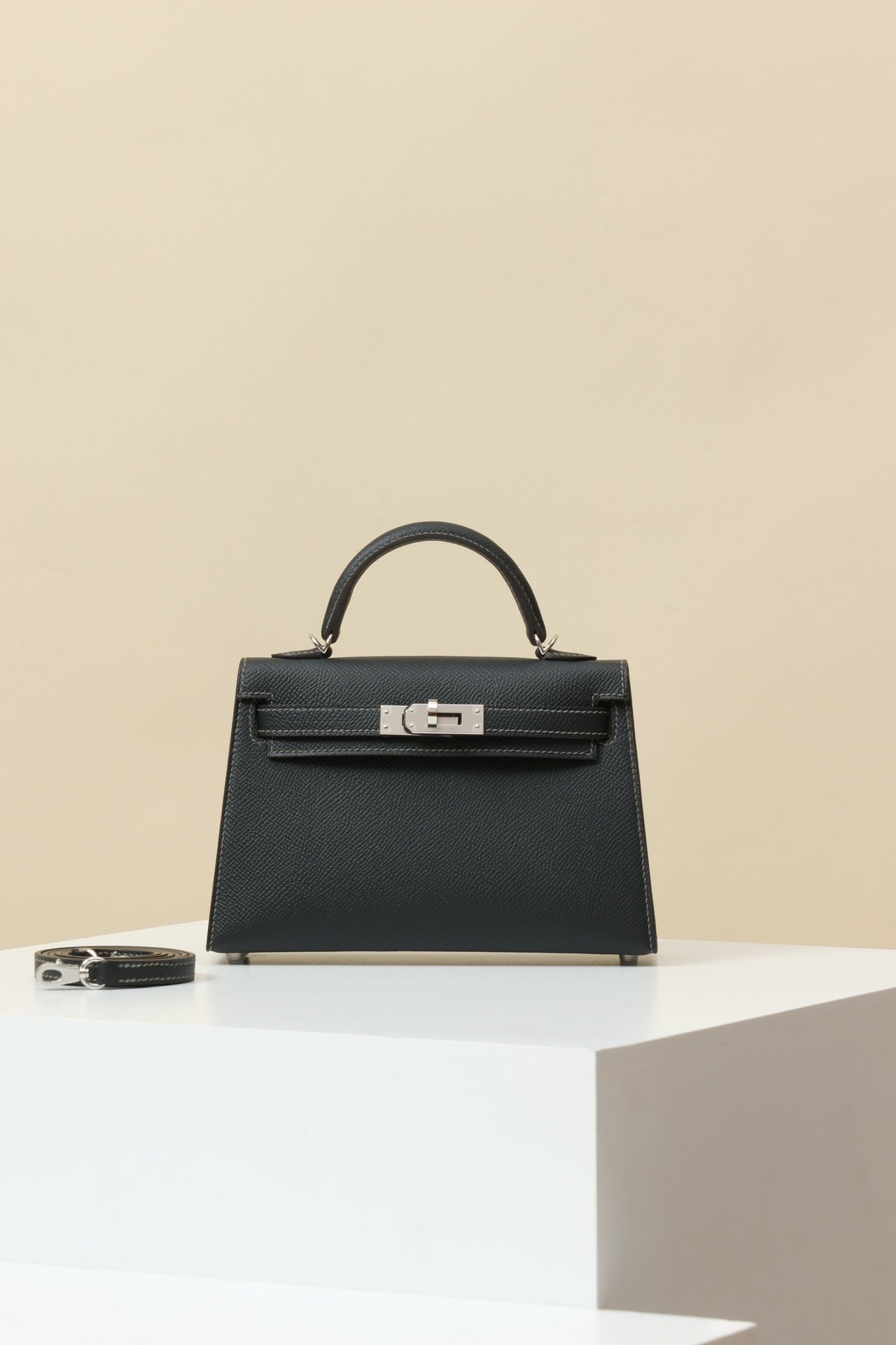 Hermès Mini Kelly 19 Generation II detail image 1 sourced from womanlvbag.com
