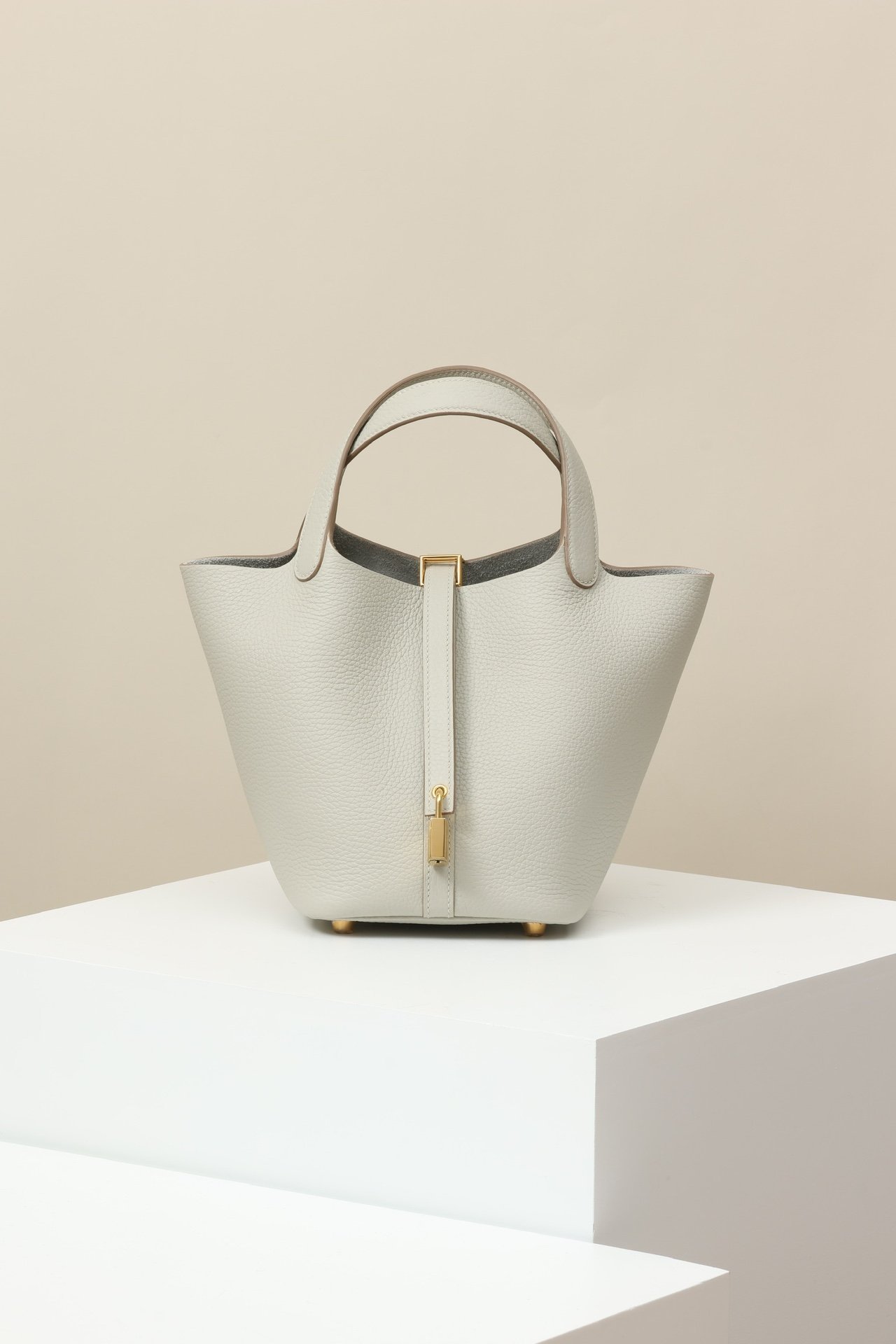Hermès Picotin Lock 18 – Taurillon Clemence 80 Gris Perle GHW detail image 1 sourced from womanlvbag.com