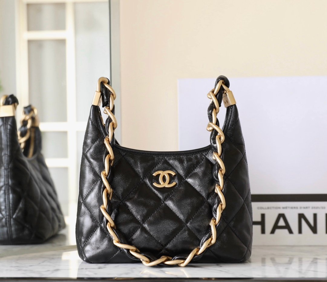 CHANEL Small Chunky Chain Hobo – Black Shiny Oil-Waxed Lambskin & 24K Vintage Gold detail image 1 sourced from womanlvbag.com