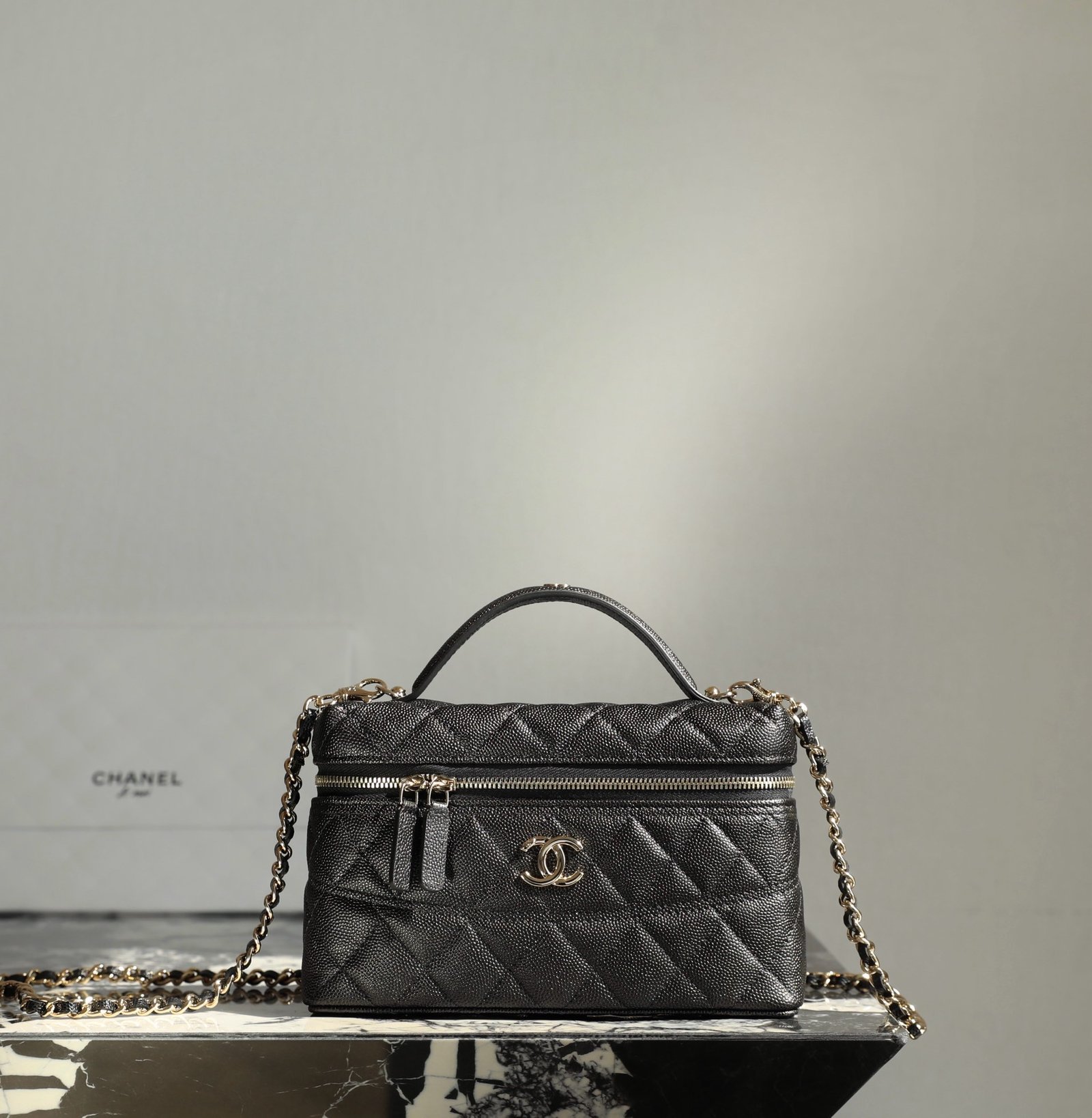 CHANEL Vanity Case with Chain 2025 – Black Caviar Leather with 14K Light Gold CC-Inlaid Handle detail image 1 sourced from womanlvbag.com