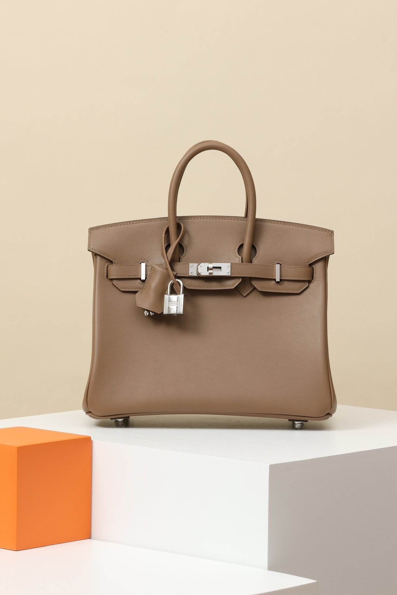 Birkin 25 (B25) detail image 1 sourced from womanlvbag.com