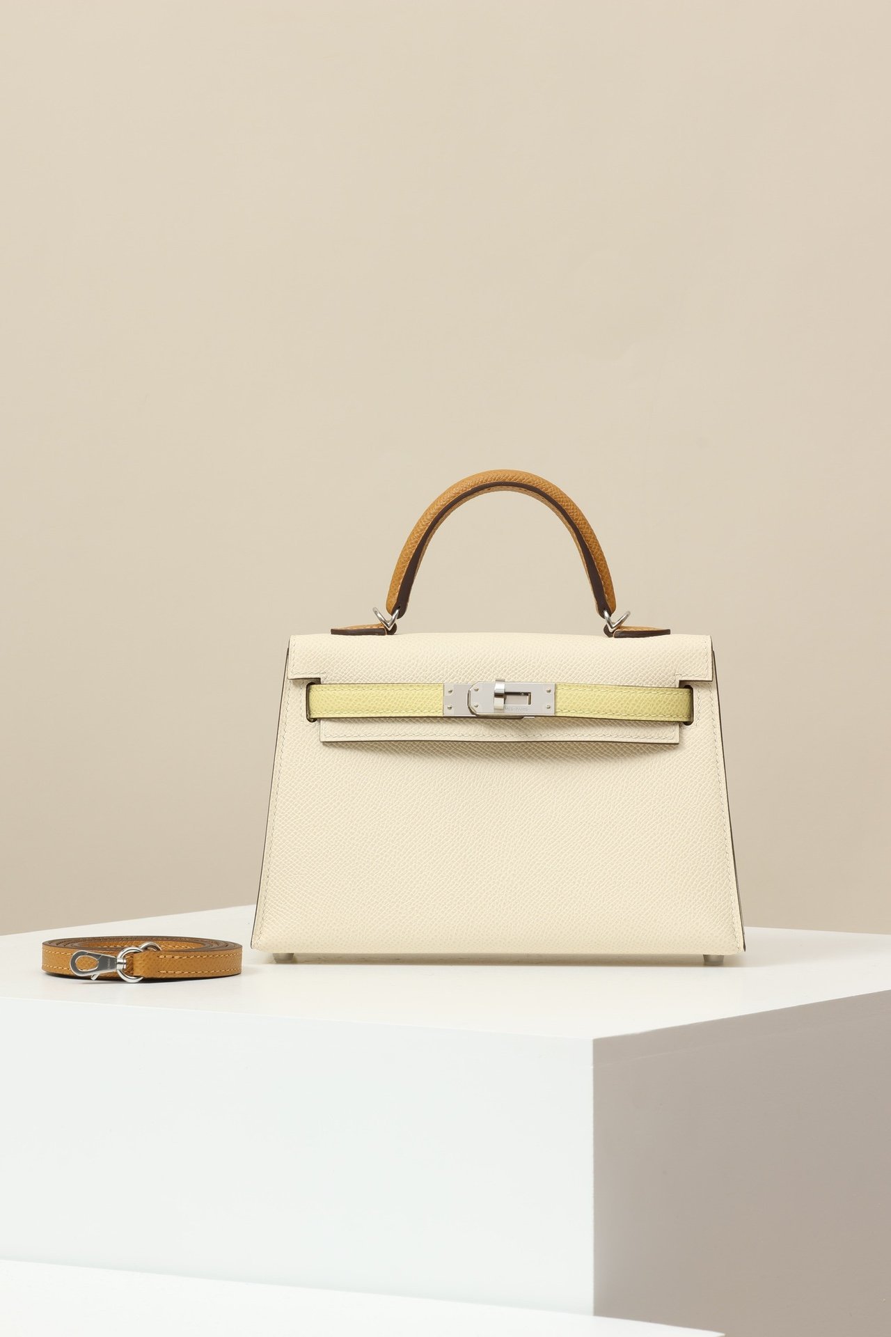 Hermès Mini Kelly 19 Generation II (G2) detail image 1 sourced from womanlvbag.com