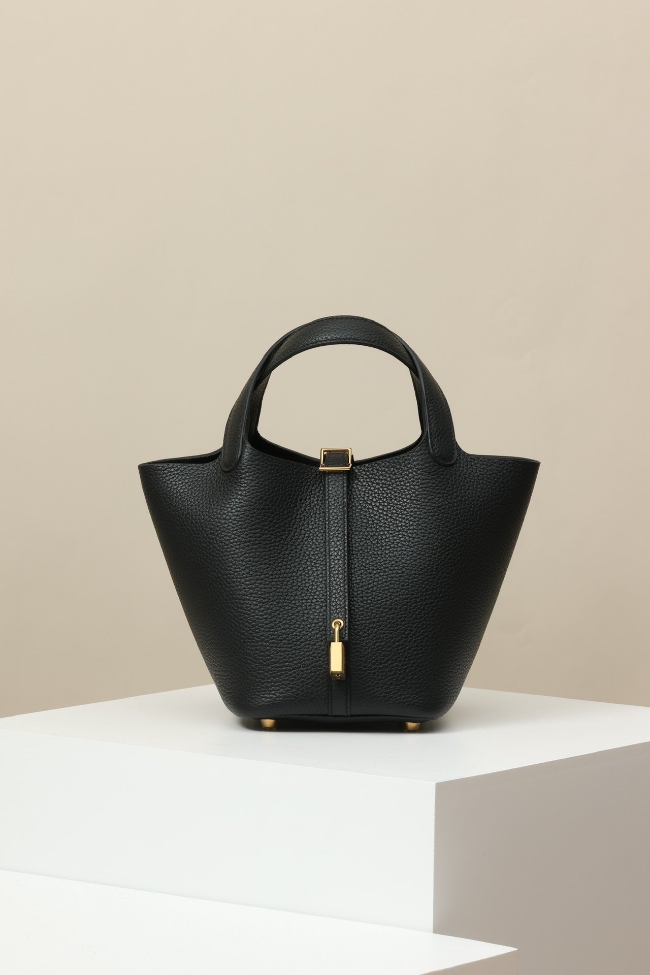 Hermès Picotin Lock 18 – Taurillon Clemence 89 Noir GHW detail image 1 sourced from womanlvbag.com