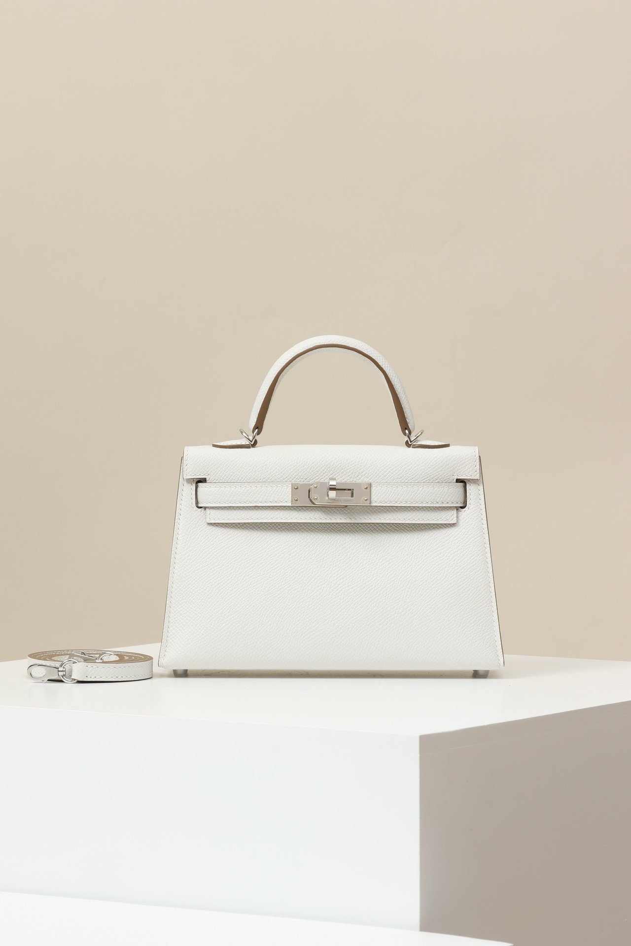 Hermès Mini Kelly 19 Generation II (G2) detail image 1 sourced from womanlvbag.com
