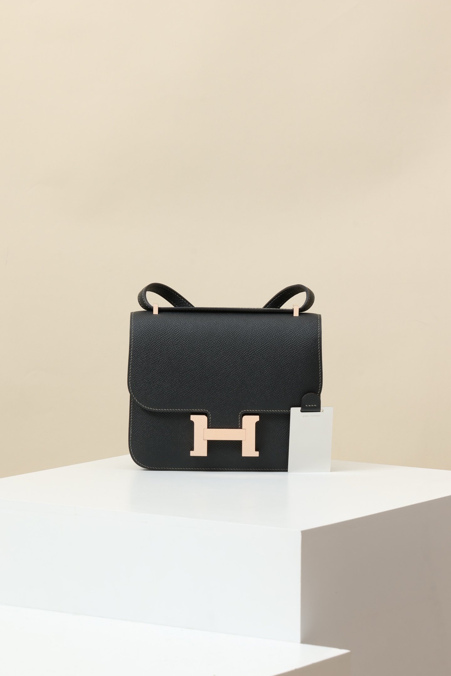 Hermès Constance 19 – Epsom Calfskin 88 Graphite / CK37 Gold Verso RGHW detail image 1 sourced from womanlvbag.com
