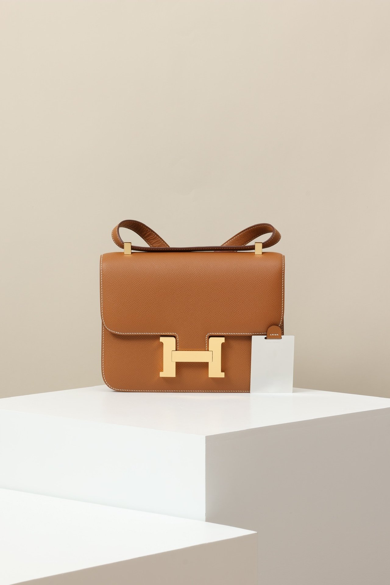 Hermès Constance 23 handbag detail image 1 sourced from womanlvbag.com