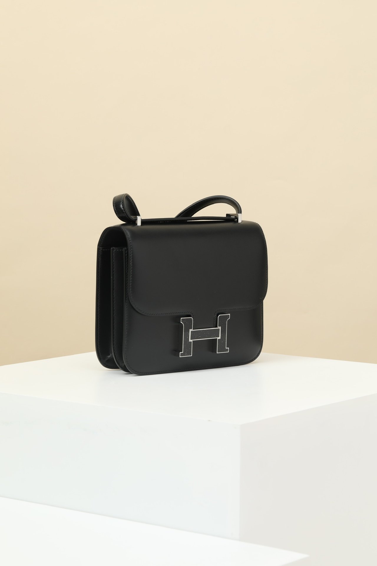 Hermès Constance 19 – Box Calfskin 89 Noir Stardust H Clasp detail image 2 sourced from womanlvbag.com