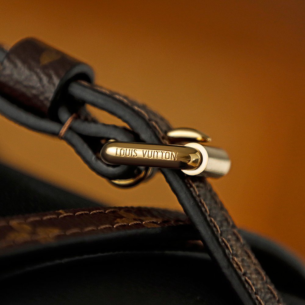 M26039 detail image 1 sourced from womanlvbag.com
