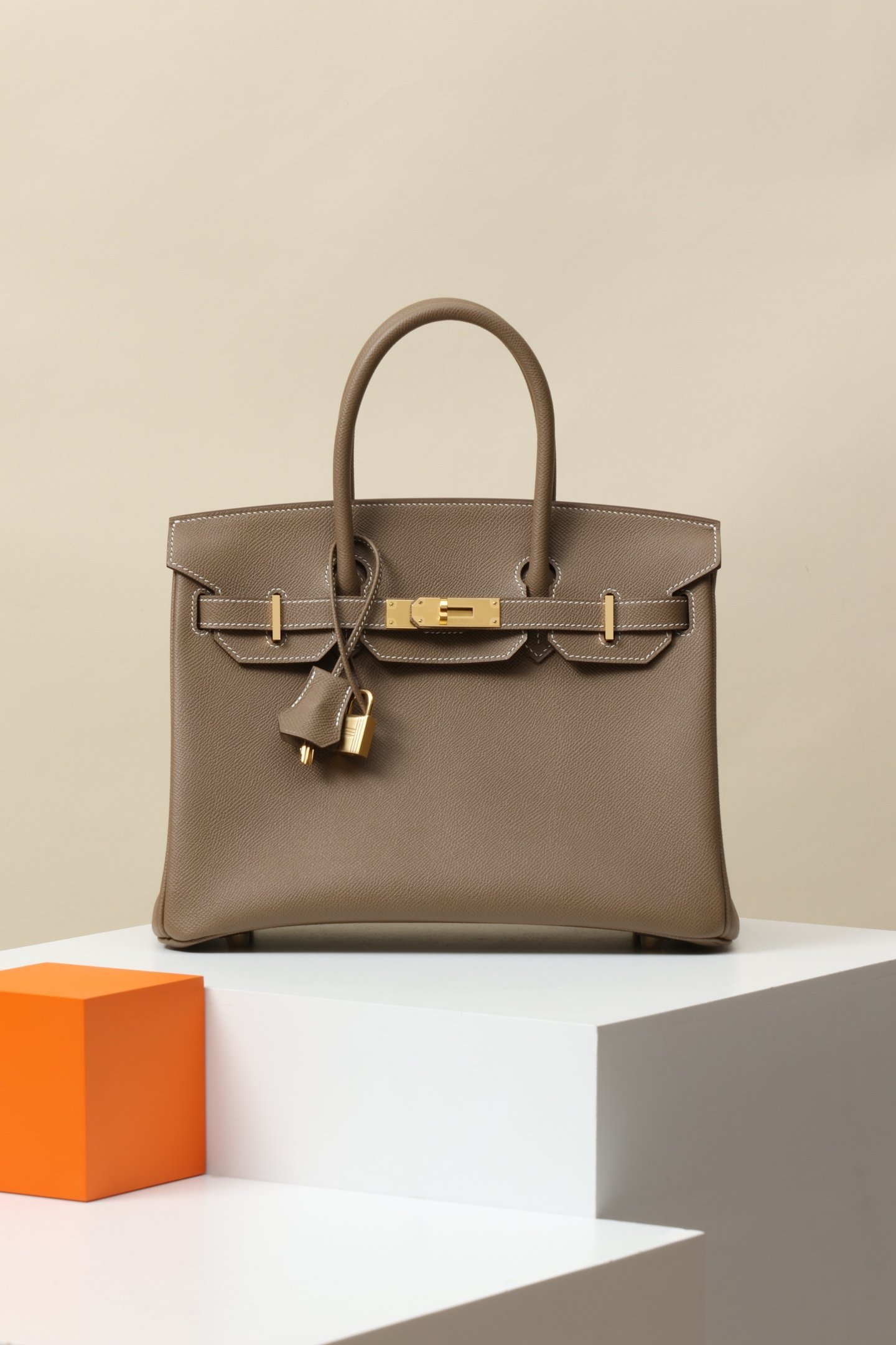 Hermès Birkin 30 detail image 1 sourced from womanlvbag.com