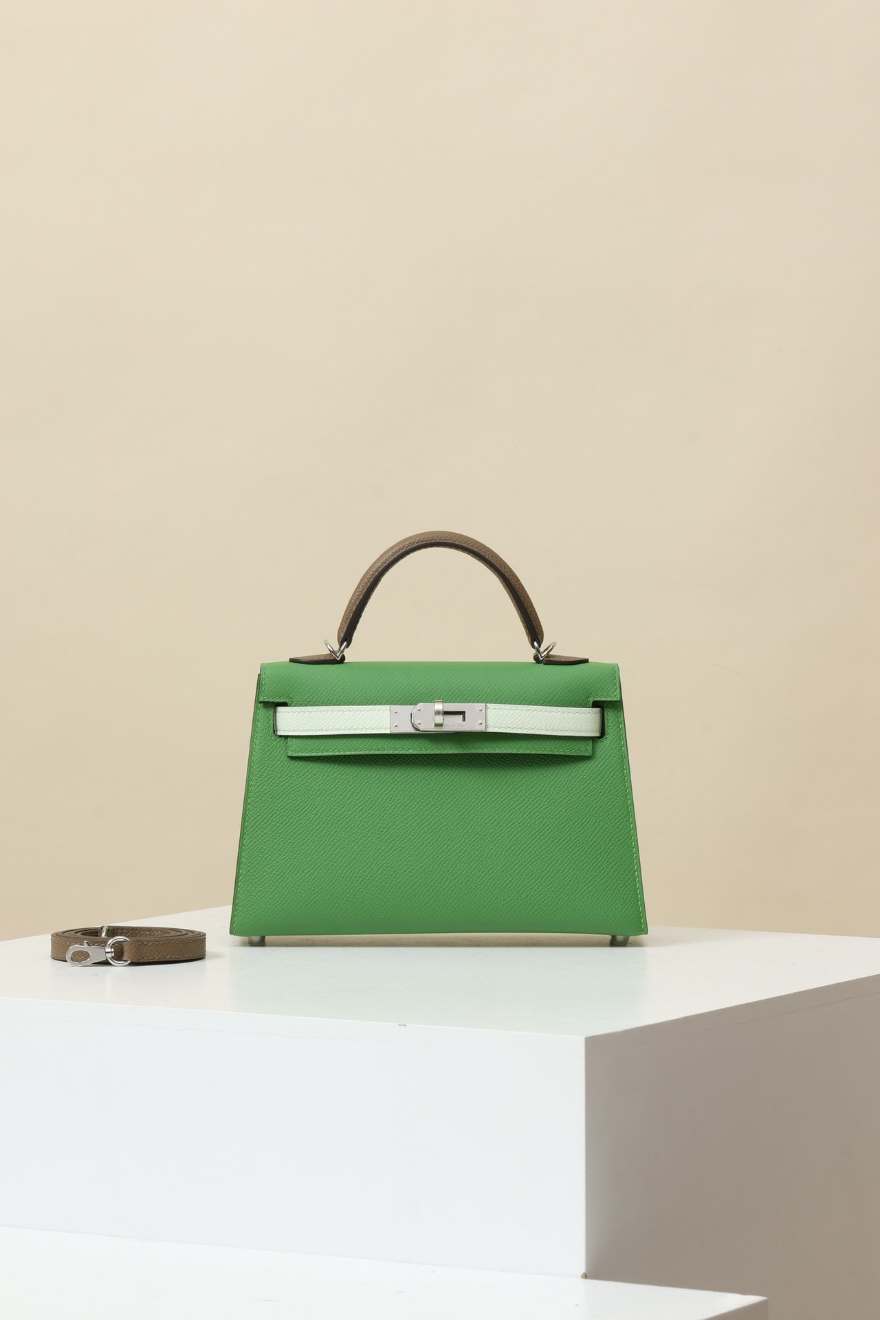 Hermès Mini Kelly 19 Generation II detail image 1 sourced from womanlvbag.com