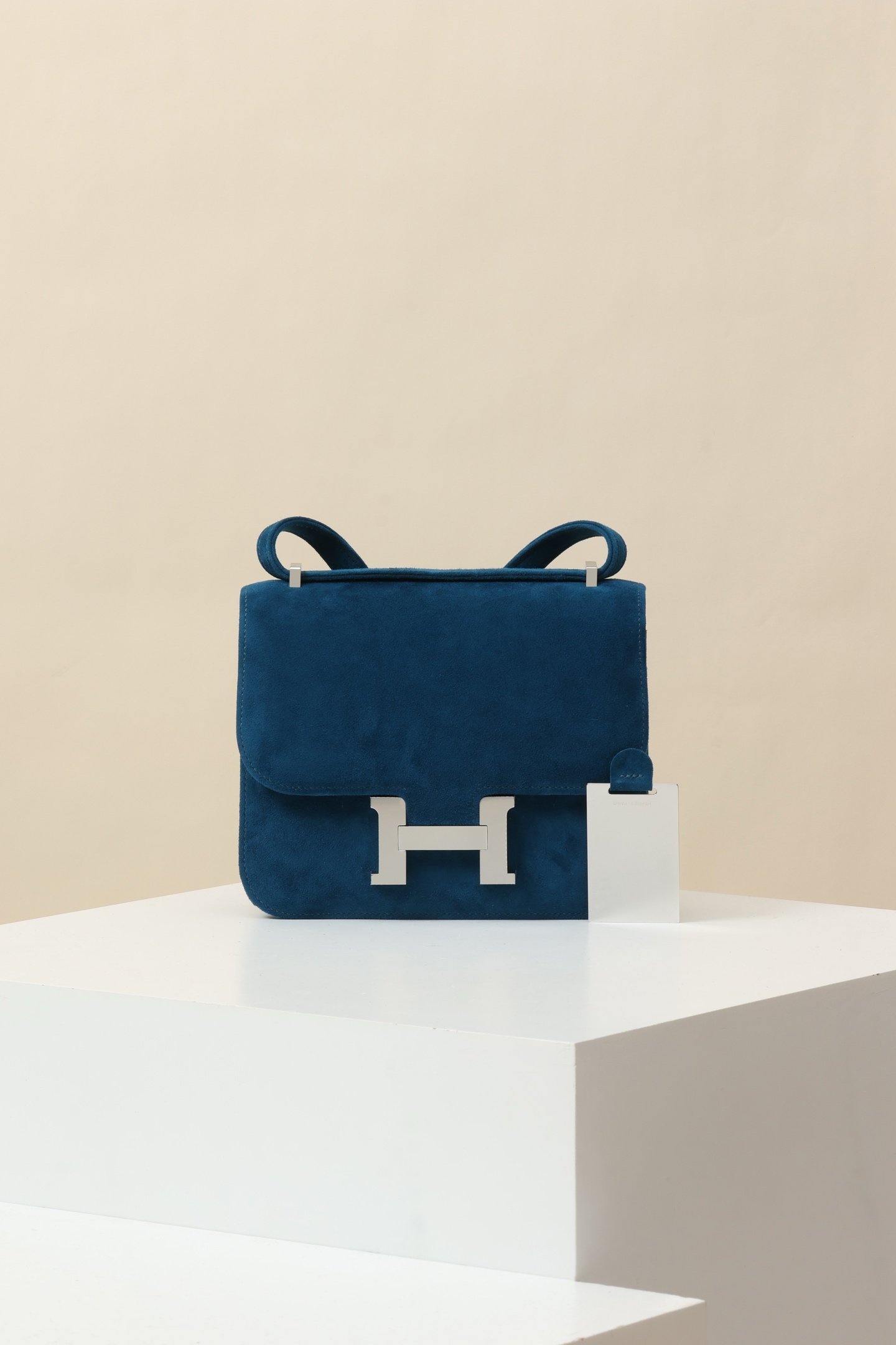 Hermès Constance 19 detail image 1 sourced from womanlvbag.com