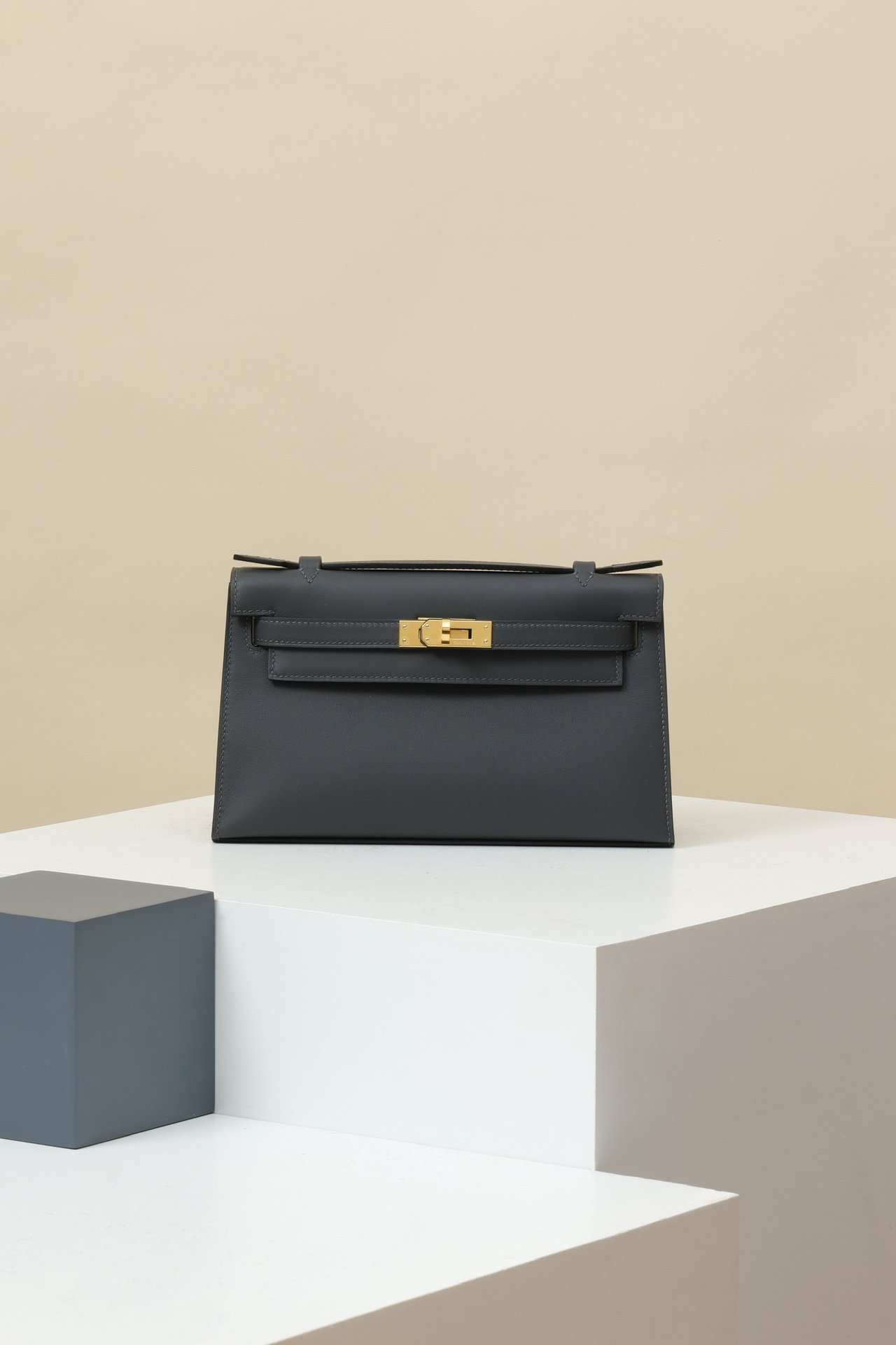 Hermès Mini Kelly 22, Generation I detail image 1 sourced from womanlvbag.com