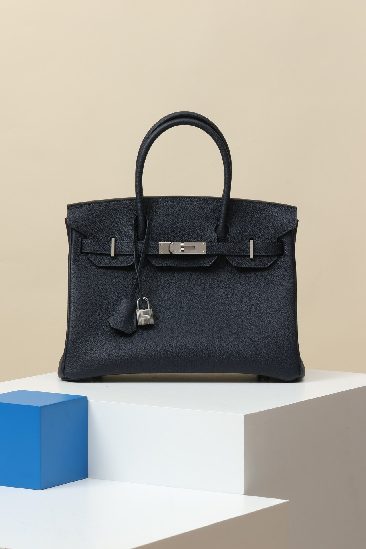 Hermès Birkin 30 detail image 1 sourced from womanlvbag.com