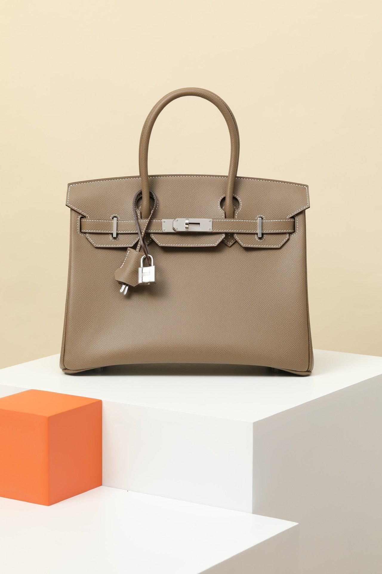 Hermès Birkin 30 detail image 1 sourced from womanlvbag.com