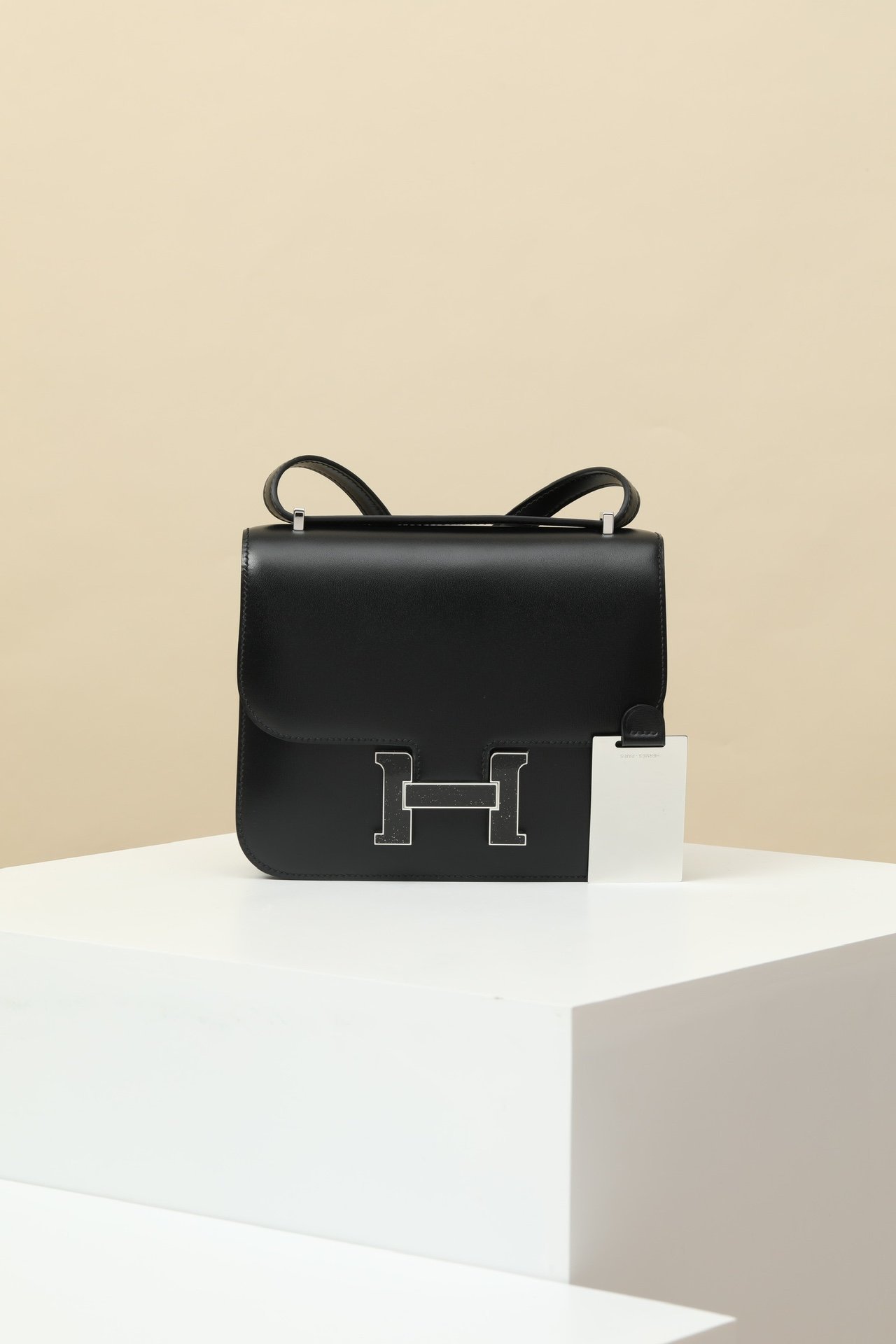 Hermès Constance 19 – Box Calfskin 89 Noir Stardust H Clasp comparison image 2 sourced from womanlvbag.com