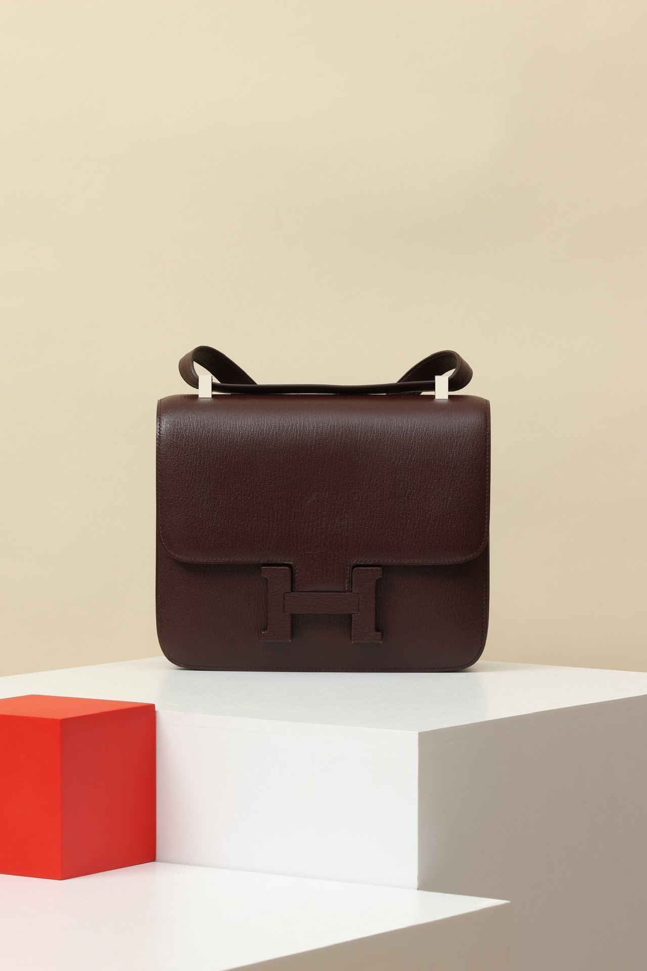 Hermès Constance 23 detail image 1 sourced from womanlvbag.com