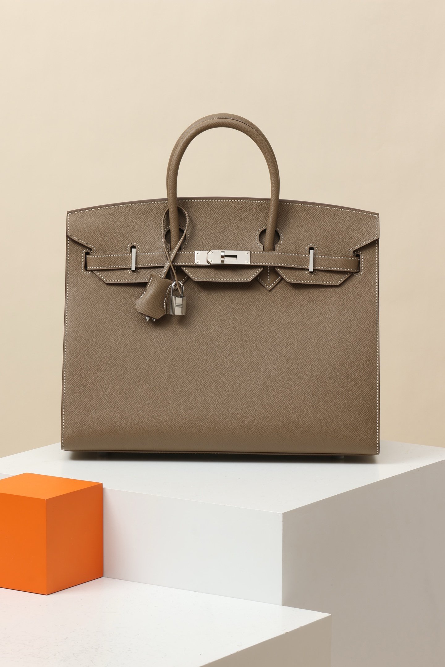 Birkin 35 detail image 1 sourced from womanlvbag.com